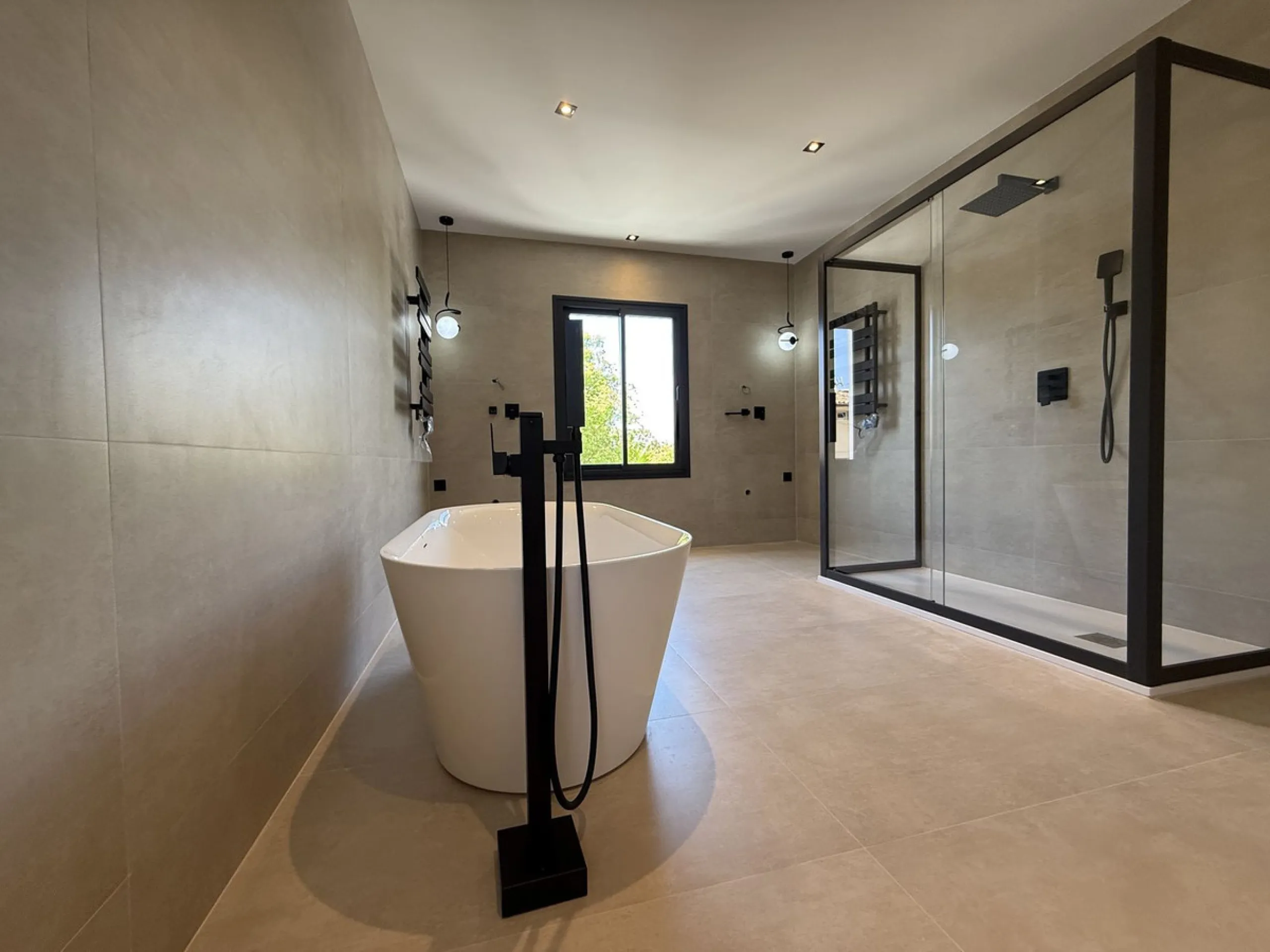 Spectacular 5 bedroom villa, located in the prestigious residential community in Nueva Andalucia, just few steps to Puerto Banus. Surrounded by beautiful villas and with private security, this magnificent property is just 10 minutes' walk from one of the 