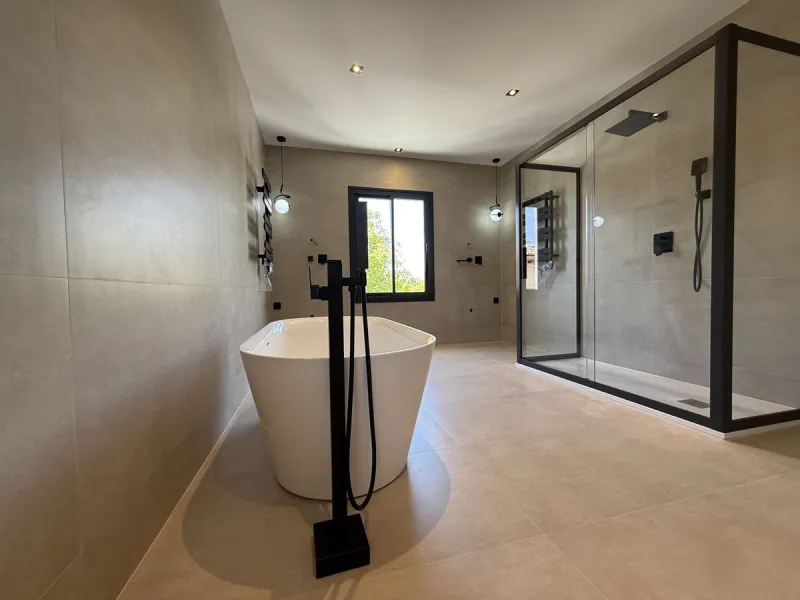 Spectacular 5 bedroom villa, located in the prestigious residential community in Nueva Andalucia, just few steps to Puerto Banus. Surrounded by beautiful villas and with private security, this magnificent property is just 10 minutes' walk from one of the 
