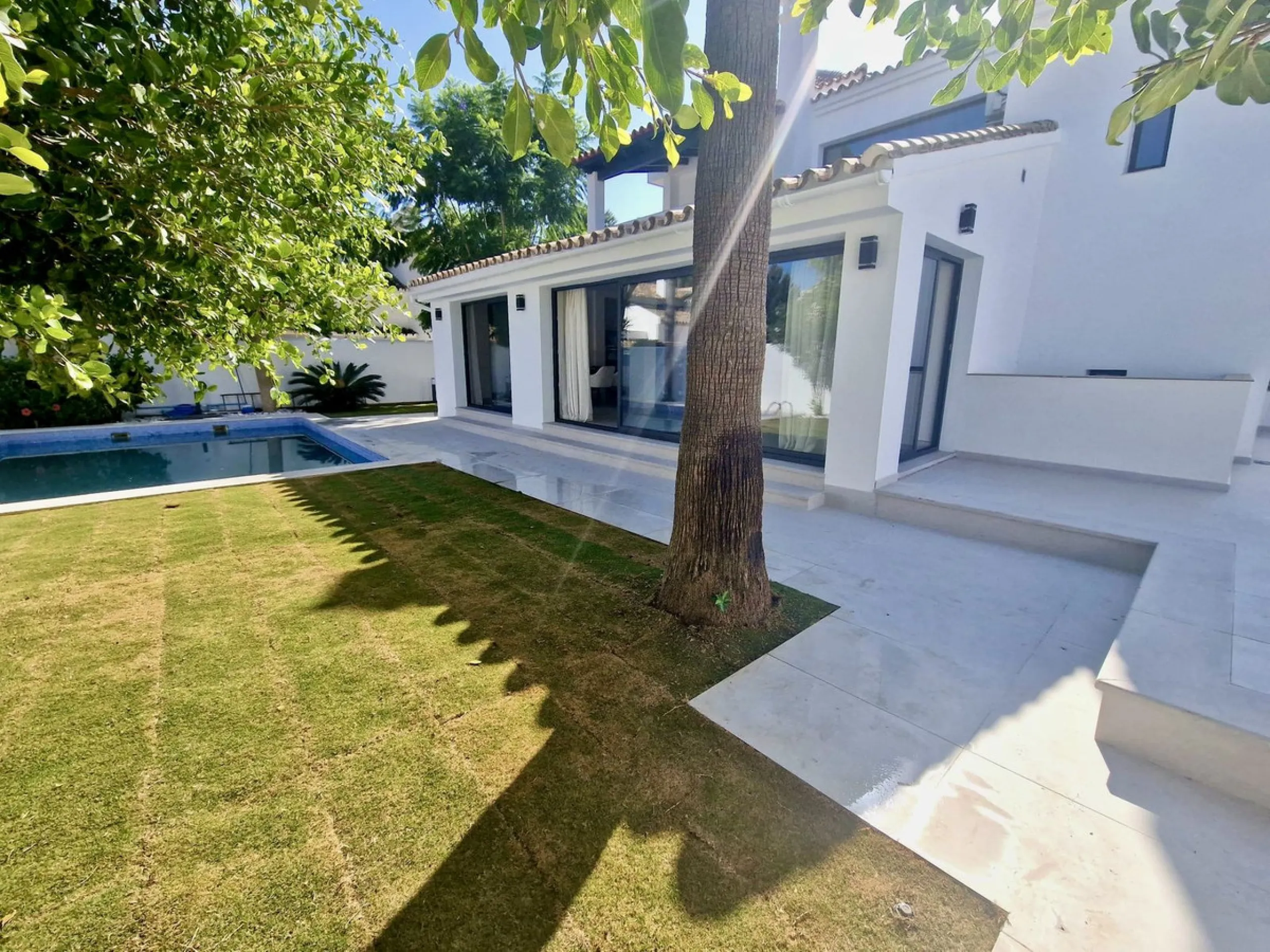 Spectacular 5 bedroom villa, located in the prestigious residential community in Nueva Andalucia, just few steps to Puerto Banus. Surrounded by beautiful villas and with private security, this magnificent property is just 10 minutes' walk from one of the 