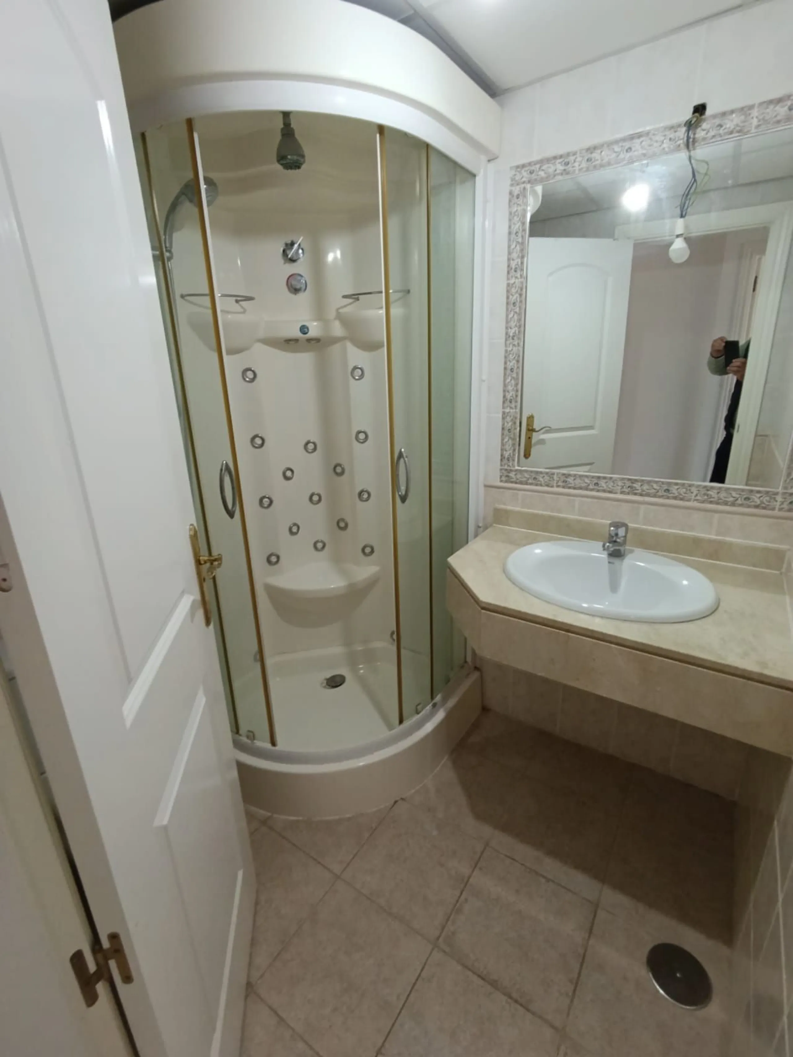 Discover this spectacular semi-detached villa in the sought-after lower Calahonda area, just a five-minute walk from the beach. With a constructed area of ​​233 m², this property offers an ideal space to enjoy life on the Costa del Sol. Upon entering, you