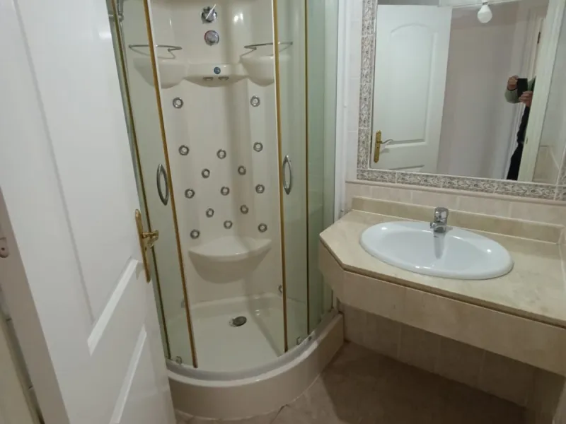 Discover this spectacular semi-detached villa in the sought-after lower Calahonda area, just a five-minute walk from the beach. With a constructed area of ​​233 m², this property offers an ideal space to enjoy life on the Costa del Sol. Upon entering, you