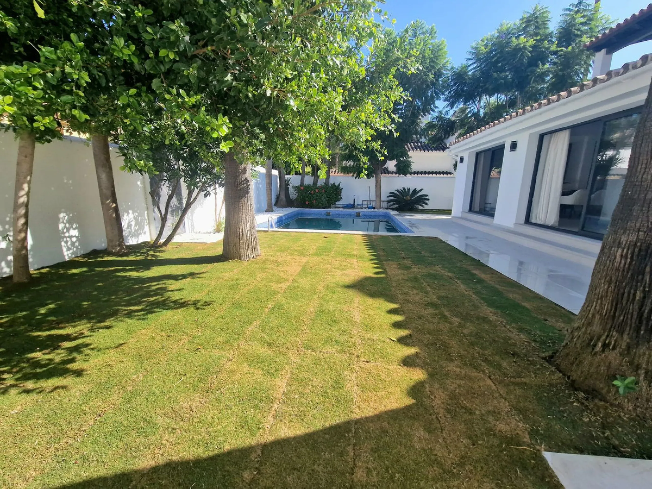 Spectacular 5 bedroom villa, located in the prestigious residential community in Nueva Andalucia, just few steps to Puerto Banus. Surrounded by beautiful villas and with private security, this magnificent property is just 10 minutes' walk from one of the 