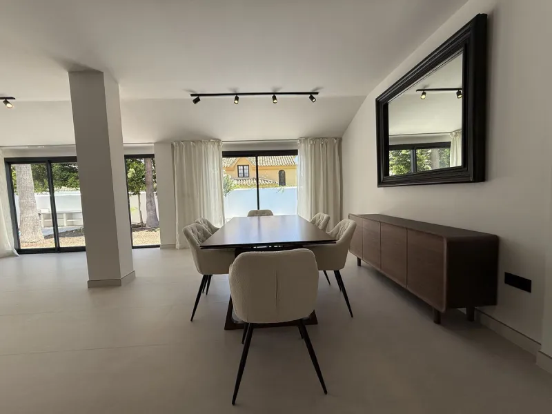 Spectacular 5 bedroom villa, located in the prestigious residential community in Nueva Andalucia, just few steps to Puerto Banus. Surrounded by beautiful villas and with private security, this magnificent property is just 10 minutes' walk from one of the 