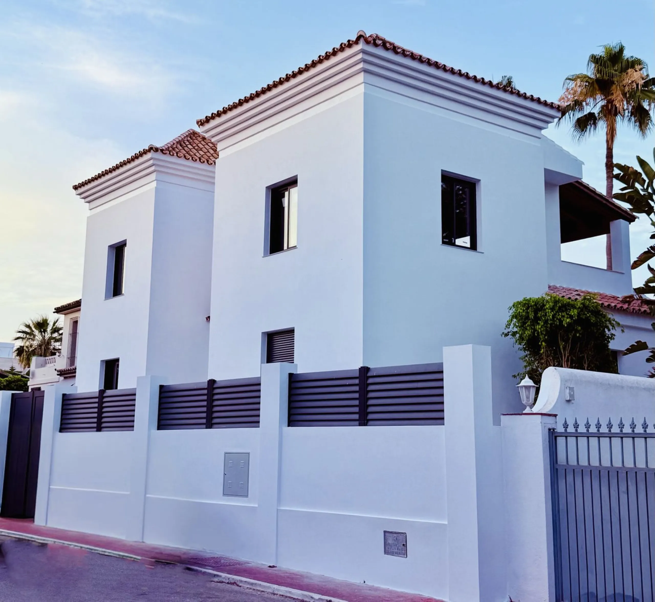 Spectacular 5 bedroom villa, located in the prestigious residential community in Nueva Andalucia, just few steps to Puerto Banus. Surrounded by beautiful villas and with private security, this magnificent property is just 10 minutes' walk from one of the 