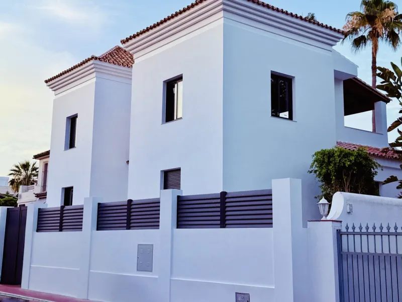 Spectacular 5 bedroom villa, located in the prestigious residential community in Nueva Andalucia, just few steps to Puerto Banus. Surrounded by beautiful villas and with private security, this magnificent property is just 10 minutes' walk from one of the 