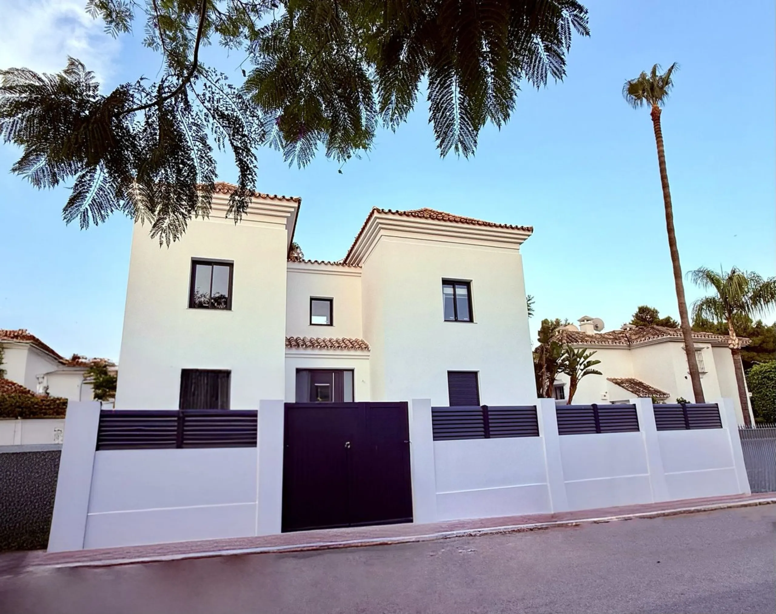 Spectacular 5 bedroom villa, located in the prestigious residential community in Nueva Andalucia, just few steps to Puerto Banus. Surrounded by beautiful villas and with private security, this magnificent property is just 10 minutes' walk from one of the 