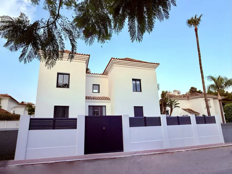 Spectacular 5 bedroom villa, located in the prestigious residential community in Nueva Andalucia, just few steps to Puerto Banus. Surrounded by beautiful villas and with private security, this magnificent property is just 10 minutes' walk from one of the 