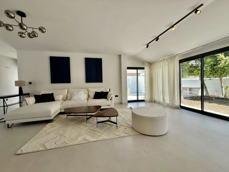 Spectacular 5 bedroom villa, located in the prestigious residential community in Nueva Andalucia, just few steps to Puerto Banus. Surrounded by beautiful villas and with private security, this magnificent property is just 10 minutes' walk from one of the 