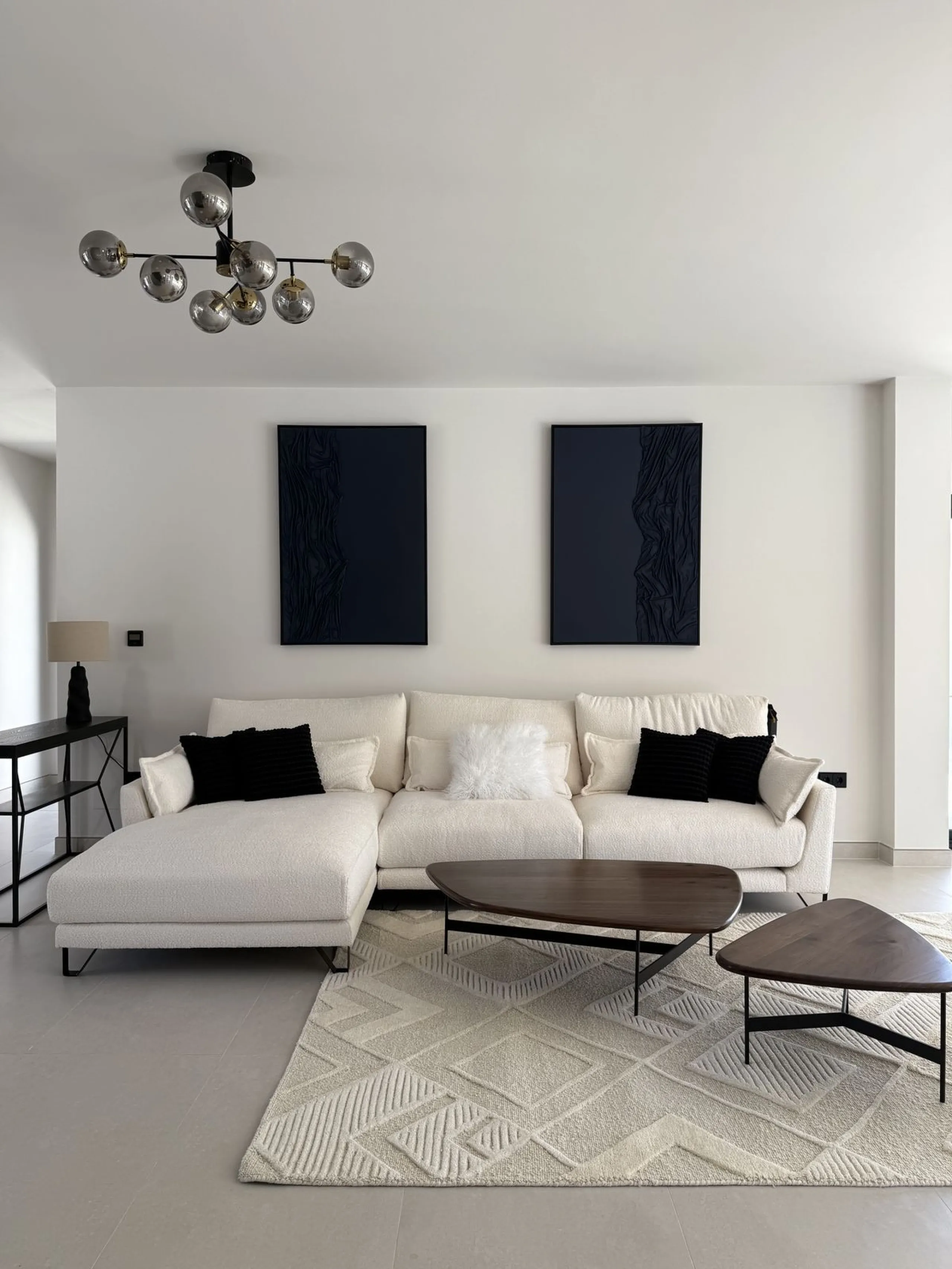 Spectacular 5 bedroom villa, located in the prestigious residential community in Nueva Andalucia, just few steps to Puerto Banus. Surrounded by beautiful villas and with private security, this magnificent property is just 10 minutes' walk from one of the 