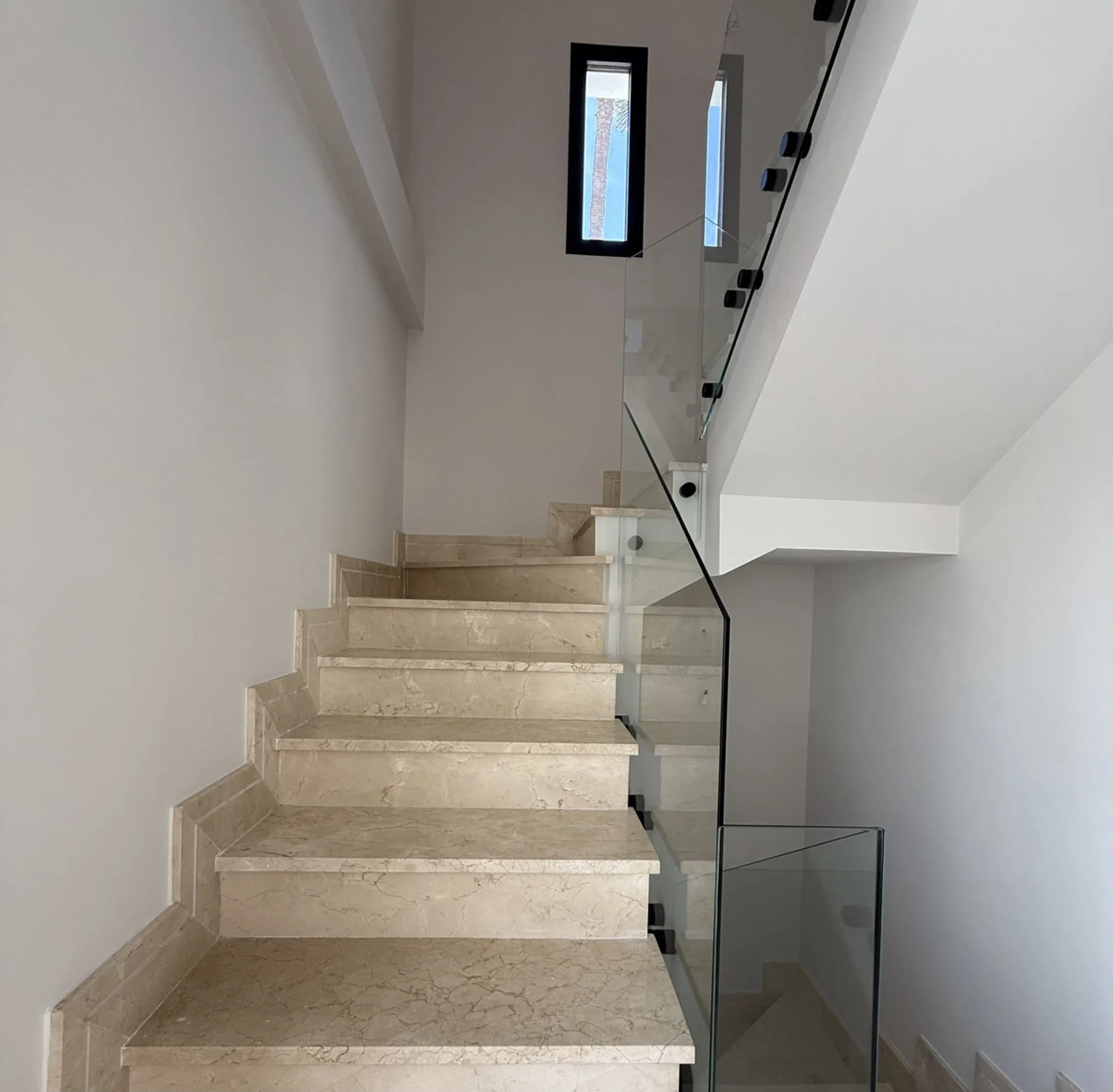 Spectacular 5 bedroom villa, located in the prestigious residential community in Nueva Andalucia, just few steps to Puerto Banus. Surrounded by beautiful villas and with private security, this magnificent property is just 10 minutes' walk from one of the 