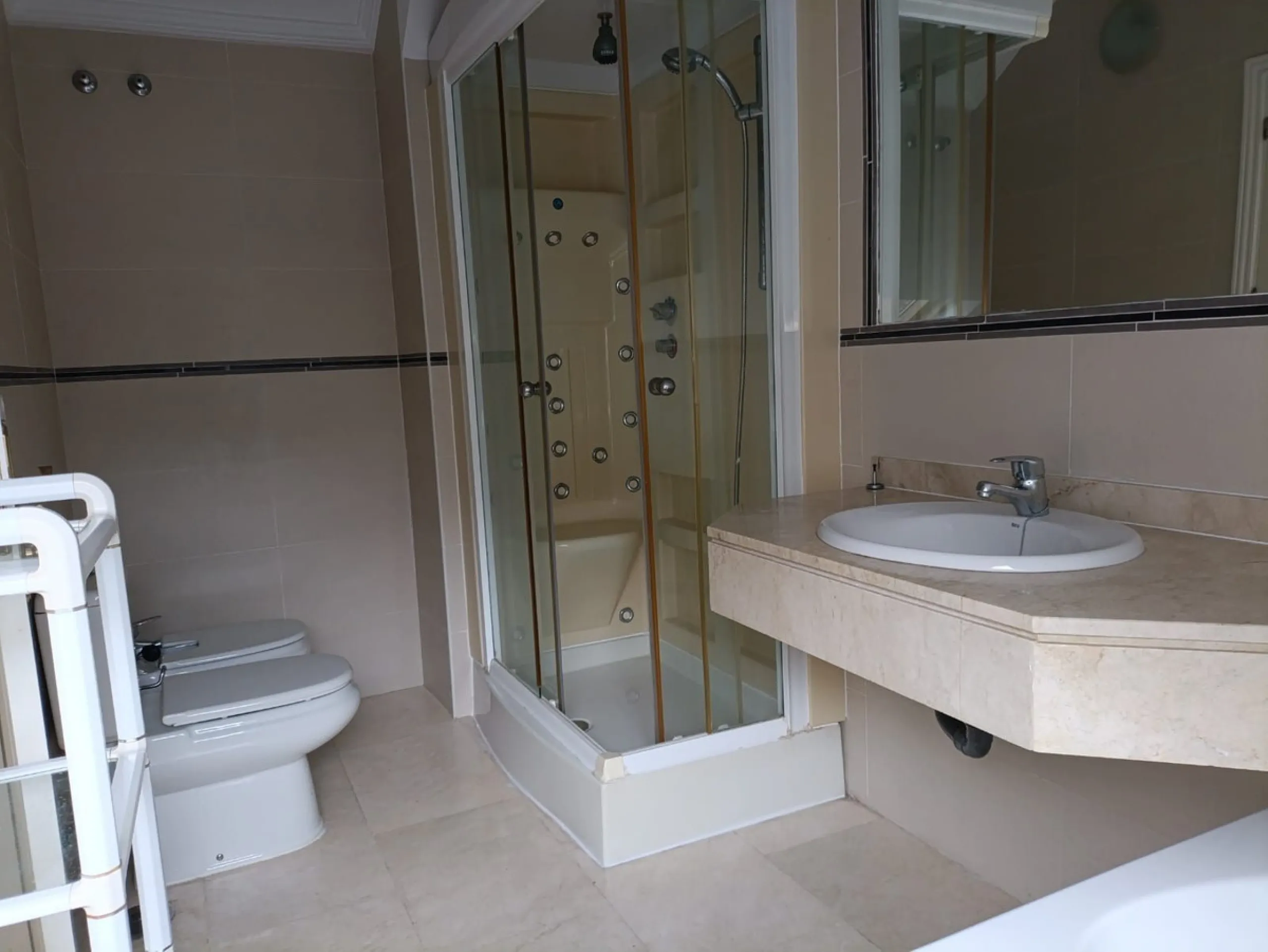 Discover this spectacular semi-detached villa in the sought-after lower Calahonda area, just a five-minute walk from the beach. With a constructed area of ​​233 m², this property offers an ideal space to enjoy life on the Costa del Sol. Upon entering, you