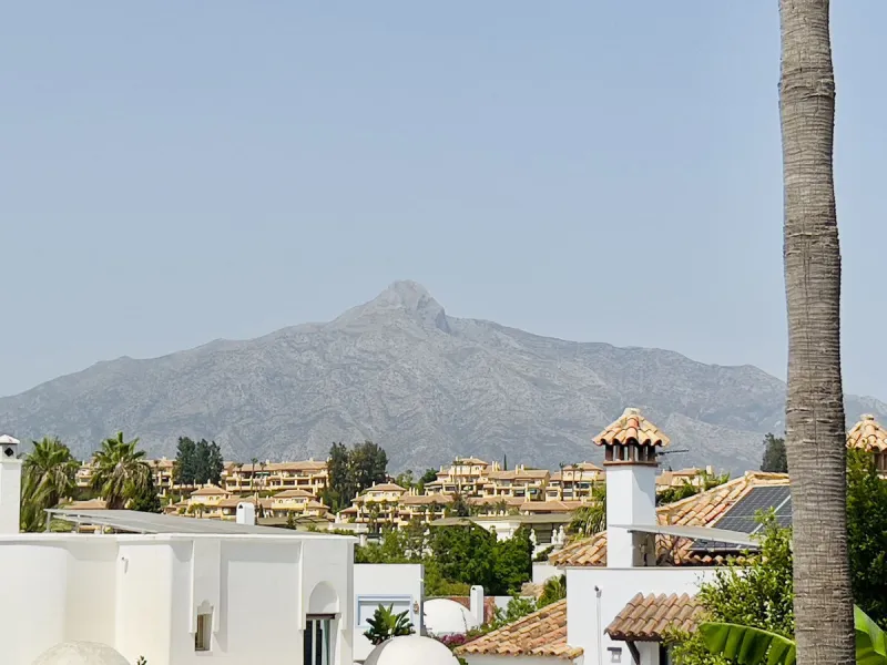 Spectacular 5 bedroom villa, located in the prestigious residential community in Nueva Andalucia, just few steps to Puerto Banus. Surrounded by beautiful villas and with private security, this magnificent property is just 10 minutes' walk from one of the 