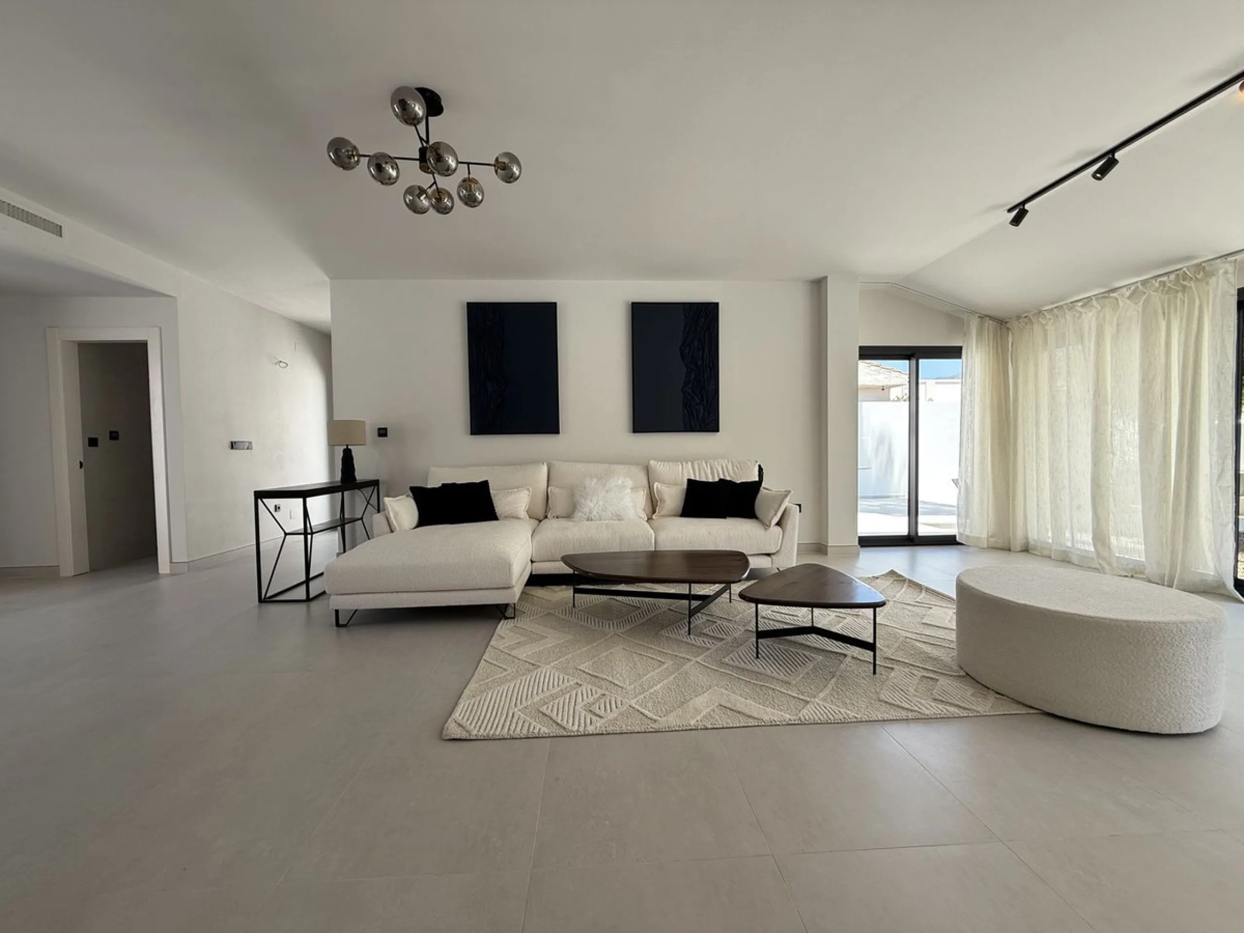 Spectacular 5 bedroom villa, located in the prestigious residential community in Nueva Andalucia, just few steps to Puerto Banus. Surrounded by beautiful villas and with private security, this magnificent property is just 10 minutes' walk from one of the 