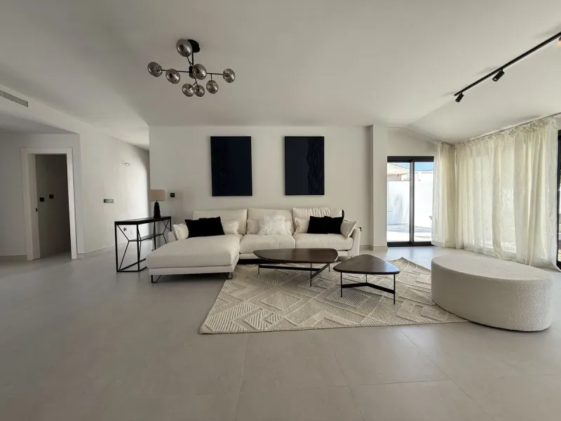 Spectacular 5 bedroom villa, located in the prestigious residential community in Nueva Andalucia, just few steps to Puerto Banus. Surrounded by beautiful villas and with private security, this magnificent property is just 10 minutes' walk from one of the 