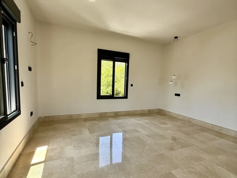 Spectacular 5 bedroom villa, located in the prestigious residential community in Nueva Andalucia, just few steps to Puerto Banus. Surrounded by beautiful villas and with private security, this magnificent property is just 10 minutes' walk from one of the 