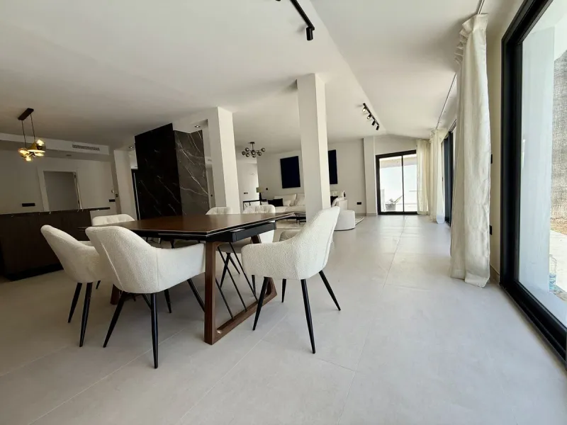 Spectacular 5 bedroom villa, located in the prestigious residential community in Nueva Andalucia, just few steps to Puerto Banus. Surrounded by beautiful villas and with private security, this magnificent property is just 10 minutes' walk from one of the 