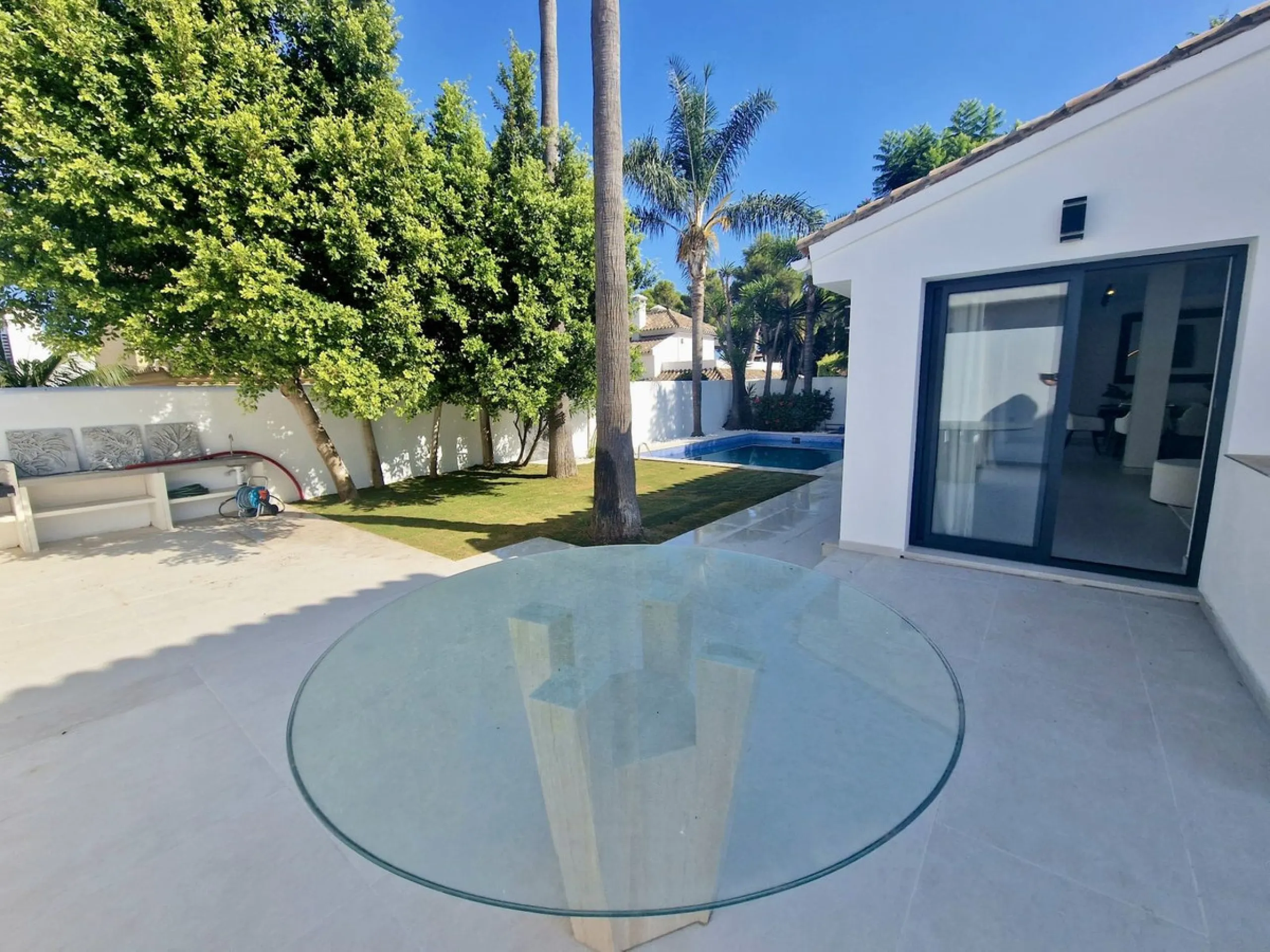 Spectacular 5 bedroom villa, located in the prestigious residential community in Nueva Andalucia, just few steps to Puerto Banus. Surrounded by beautiful villas and with private security, this magnificent property is just 10 minutes' walk from one of the 