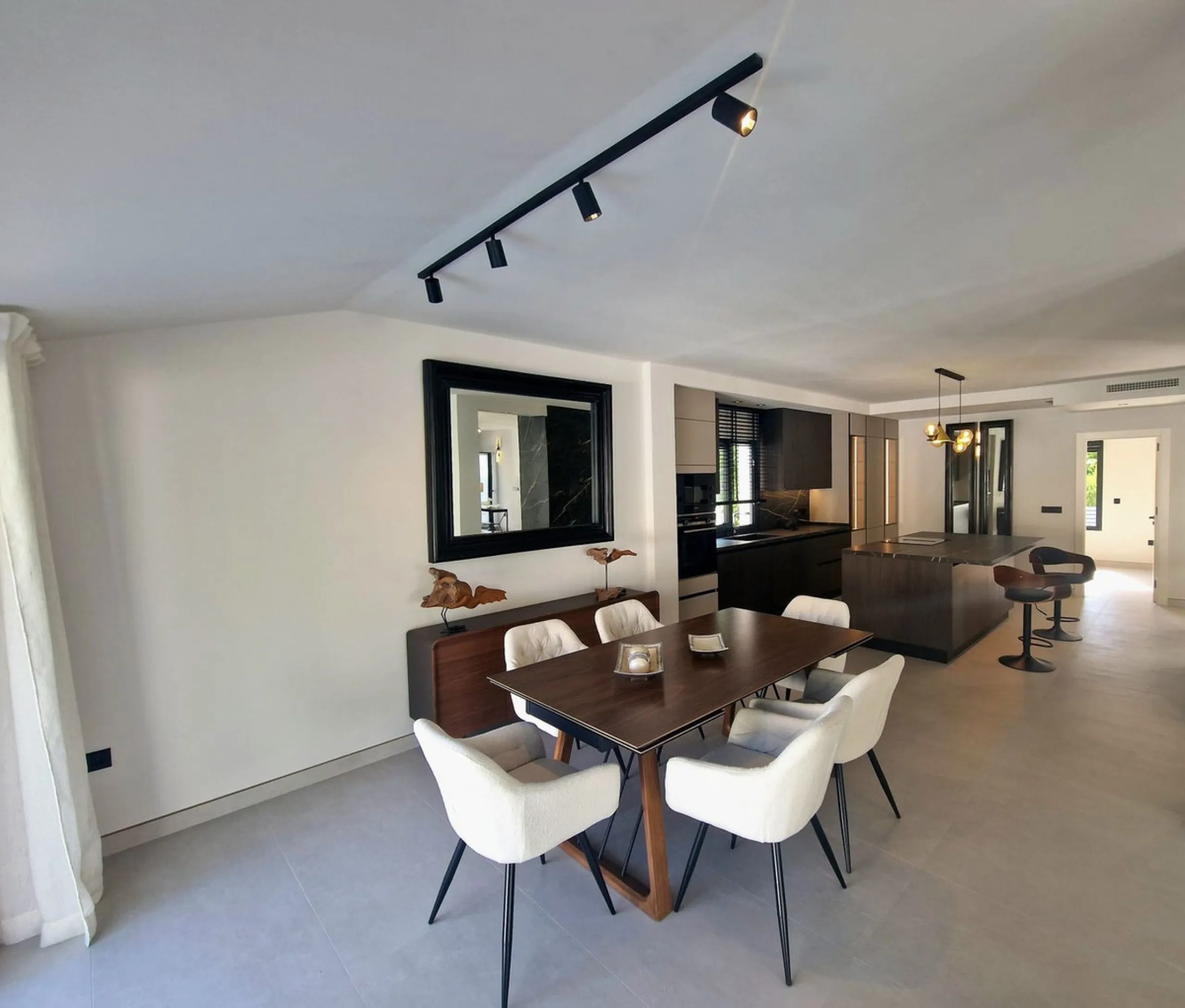Spectacular 5 bedroom villa, located in the prestigious residential community in Nueva Andalucia, just few steps to Puerto Banus. Surrounded by beautiful villas and with private security, this magnificent property is just 10 minutes' walk from one of the 