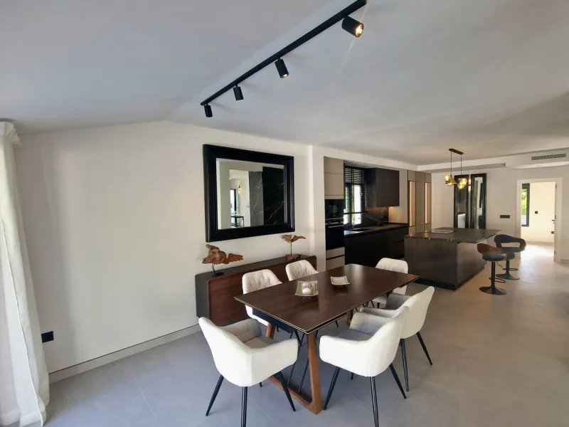 Spectacular 5 bedroom villa, located in the prestigious residential community in Nueva Andalucia, just few steps to Puerto Banus. Surrounded by beautiful villas and with private security, this magnificent property is just 10 minutes' walk from one of the 