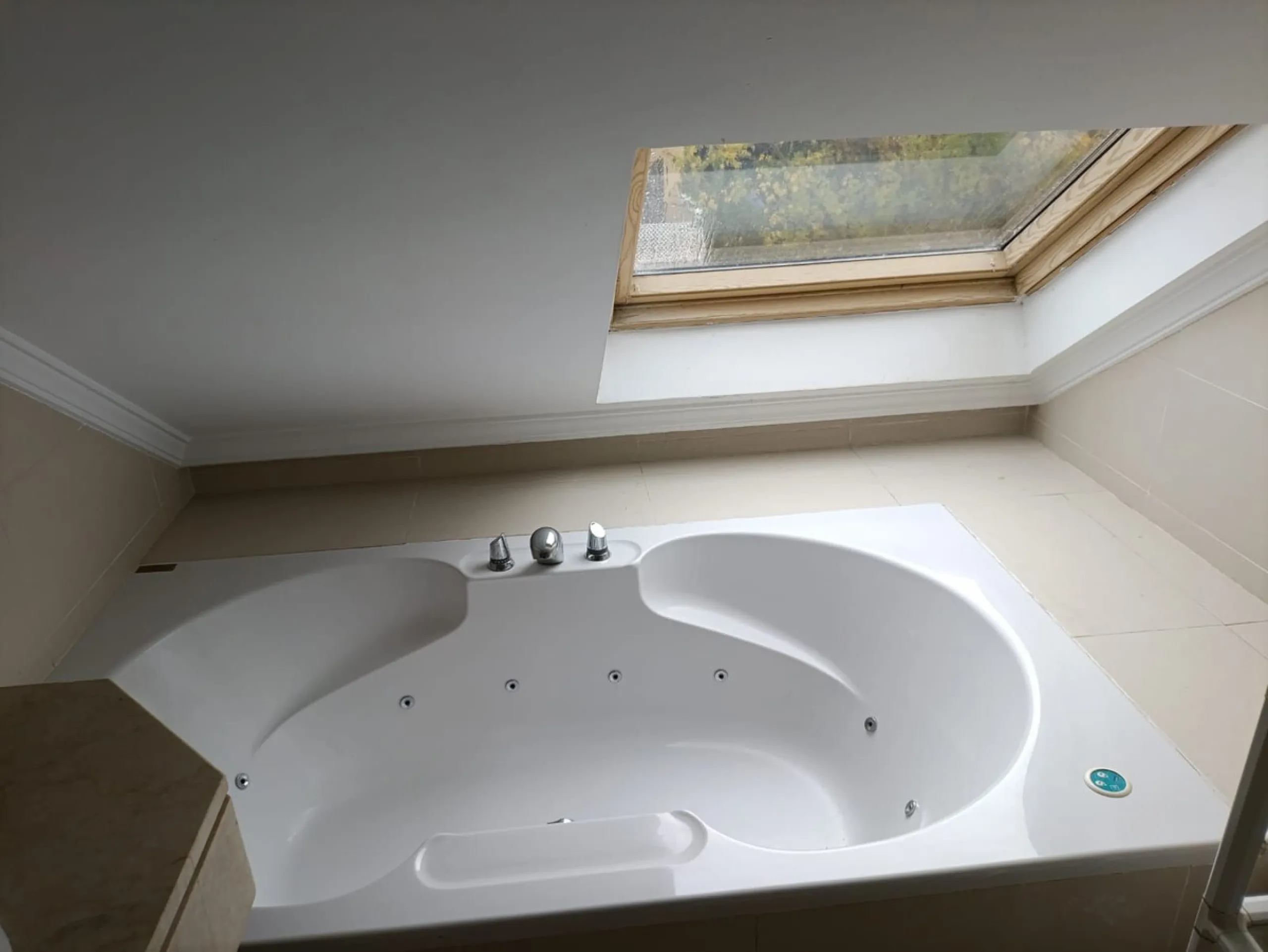 Discover this spectacular semi-detached villa in the sought-after lower Calahonda area, just a five-minute walk from the beach. With a constructed area of ​​233 m², this property offers an ideal space to enjoy life on the Costa del Sol. Upon entering, you