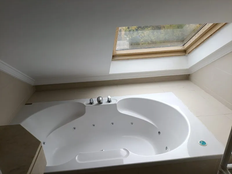 Discover this spectacular semi-detached villa in the sought-after lower Calahonda area, just a five-minute walk from the beach. With a constructed area of ​​233 m², this property offers an ideal space to enjoy life on the Costa del Sol. Upon entering, you