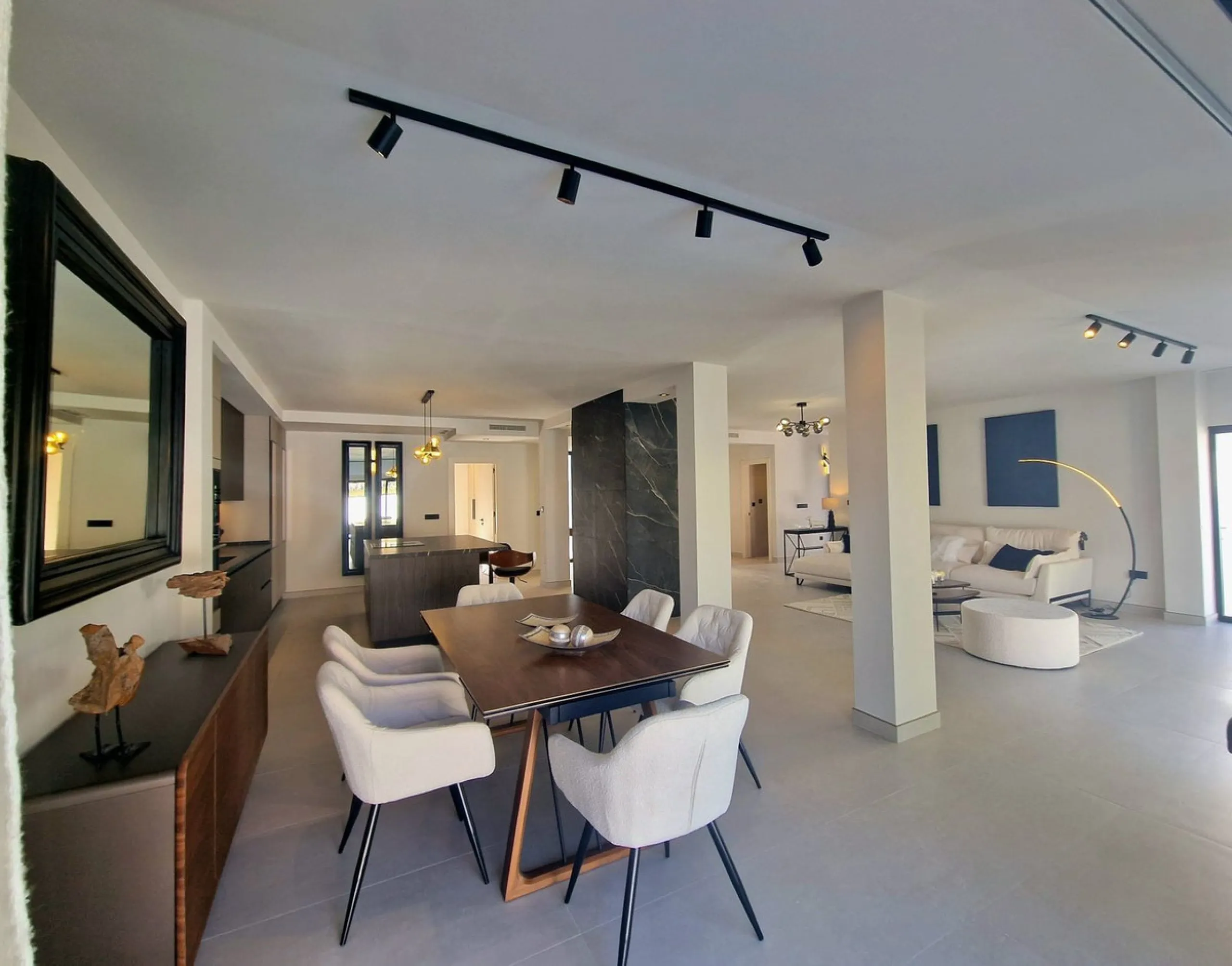 Spectacular 5 bedroom villa, located in the prestigious residential community in Nueva Andalucia, just few steps to Puerto Banus. Surrounded by beautiful villas and with private security, this magnificent property is just 10 minutes' walk from one of the 