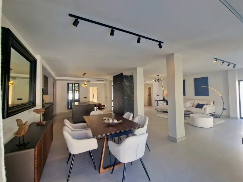 Spectacular 5 bedroom villa, located in the prestigious residential community in Nueva Andalucia, just few steps to Puerto Banus. Surrounded by beautiful villas and with private security, this magnificent property is just 10 minutes' walk from one of the 