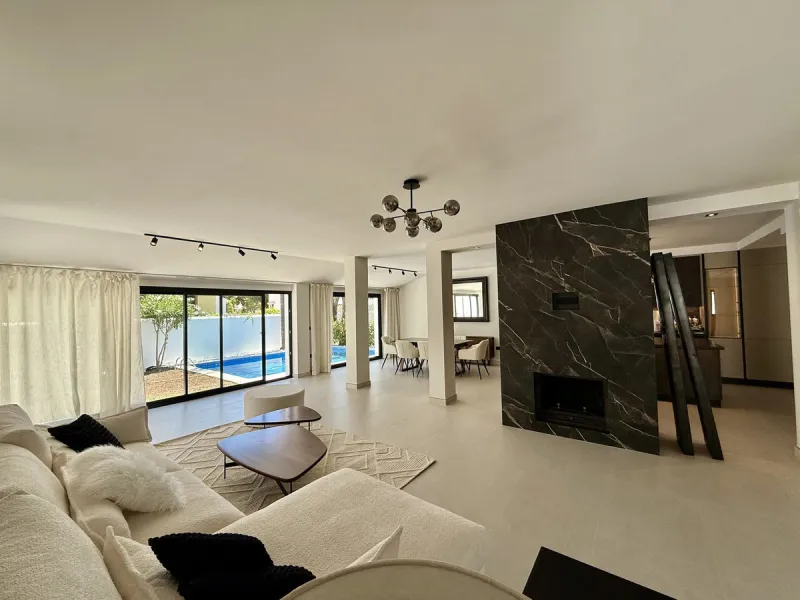 Spectacular 5 bedroom villa, located in the prestigious residential community in Nueva Andalucia, just few steps to Puerto Banus. Surrounded by beautiful villas and with private security, this magnificent property is just 10 minutes' walk from one of the 