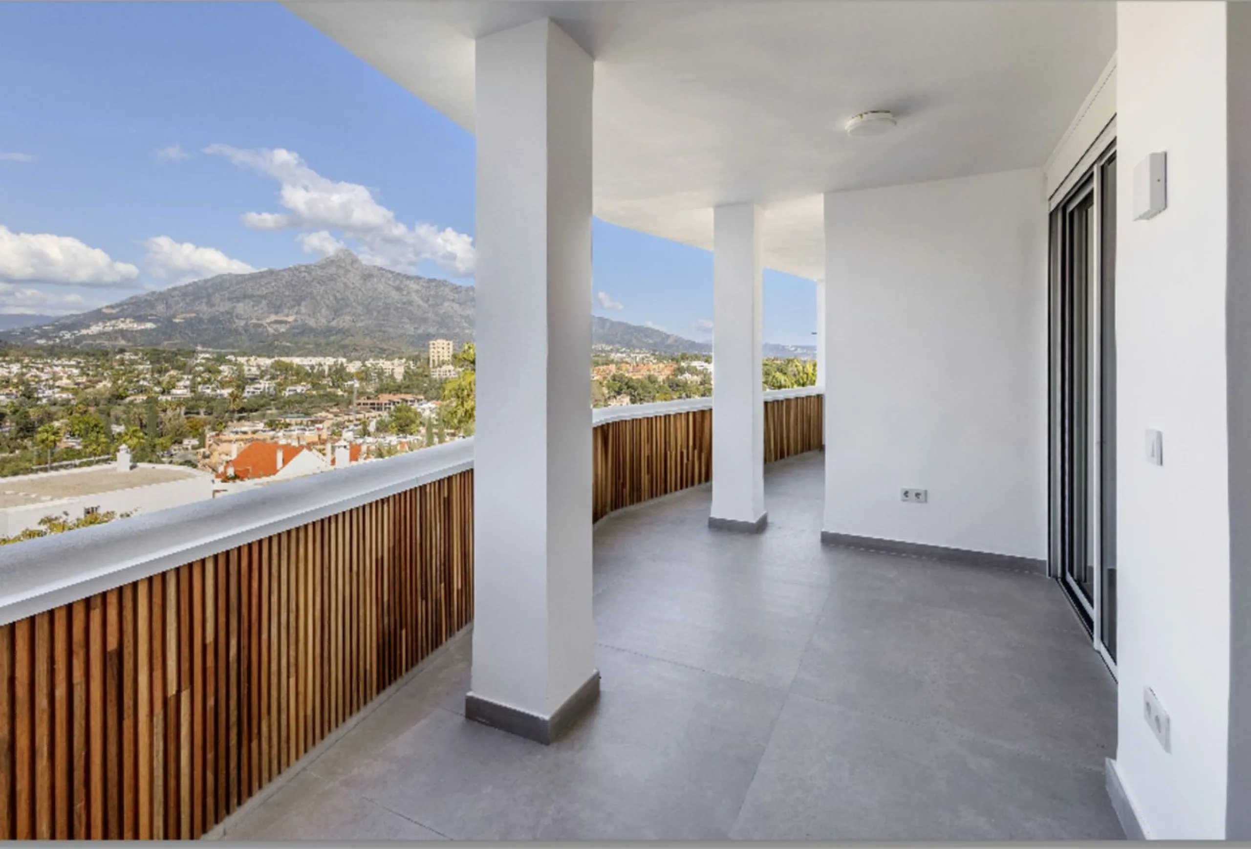 Apartment - Penthouse в продаже в Marbella, Málaga. В доме 2 спален и 2 ванных комнат. Площадь дома 100 м²