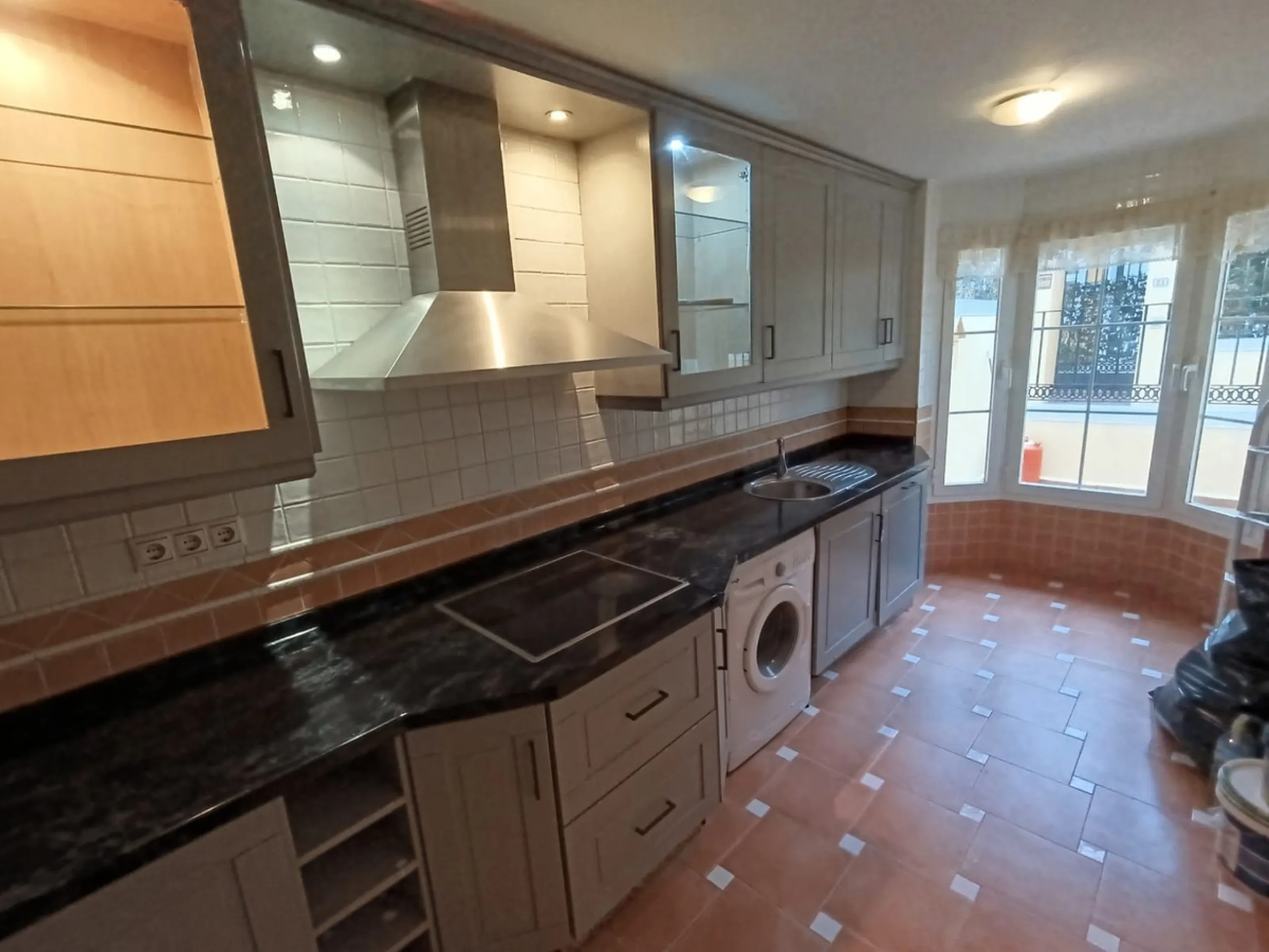 Discover this spectacular semi-detached villa in the sought-after lower Calahonda area, just a five-minute walk from the beach. With a constructed area of ​​233 m², this property offers an ideal space to enjoy life on the Costa del Sol. Upon entering, you