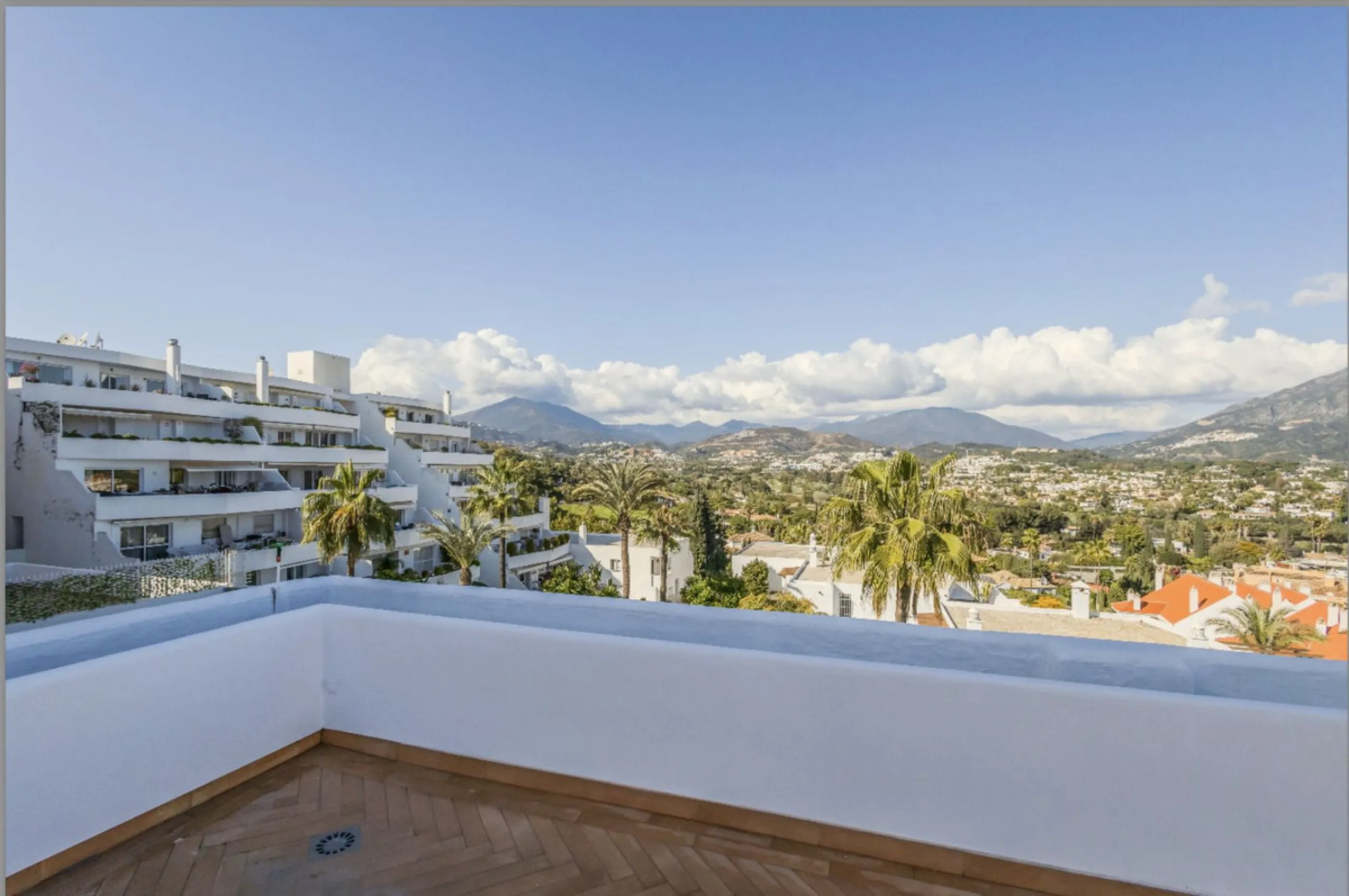 Apartment - Penthouse в продаже в Marbella, Málaga. В доме 2 спален и 2 ванных комнат. Площадь дома 100 м²