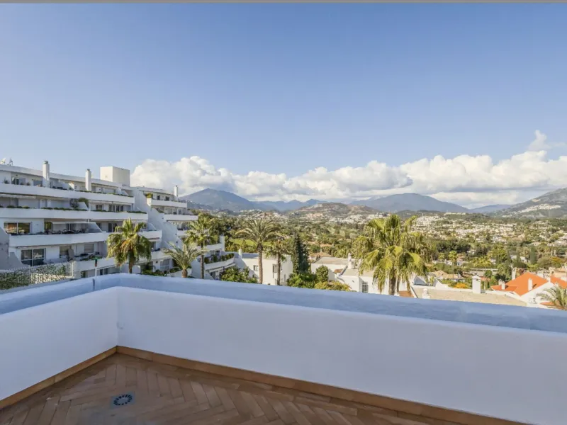 Apartment - Penthouse в продаже в Marbella, Málaga. В доме 2 спален и 2 ванных комнат. Площадь дома 100 м²