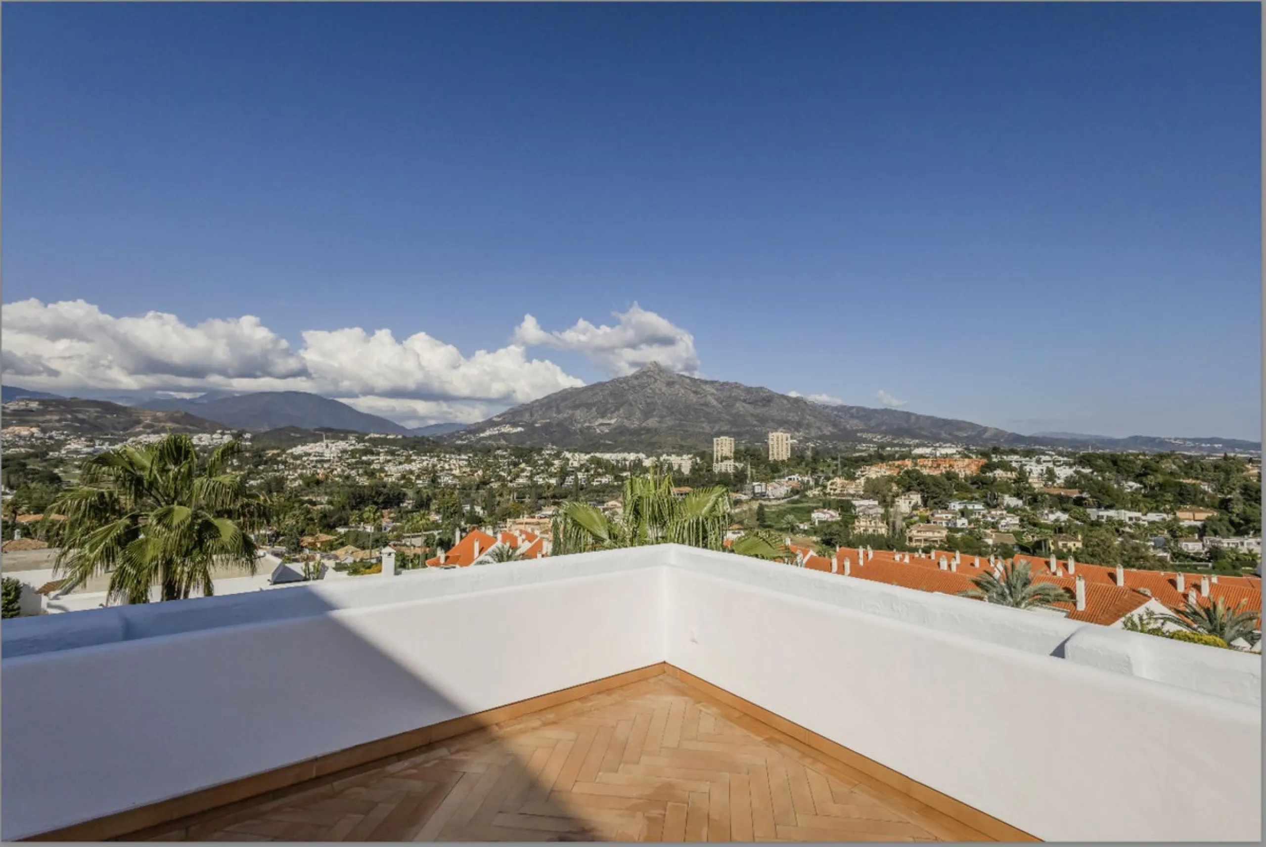 Apartment - Penthouse в продаже в Marbella, Málaga. В доме 2 спален и 2 ванных комнат. Площадь дома 100 м²