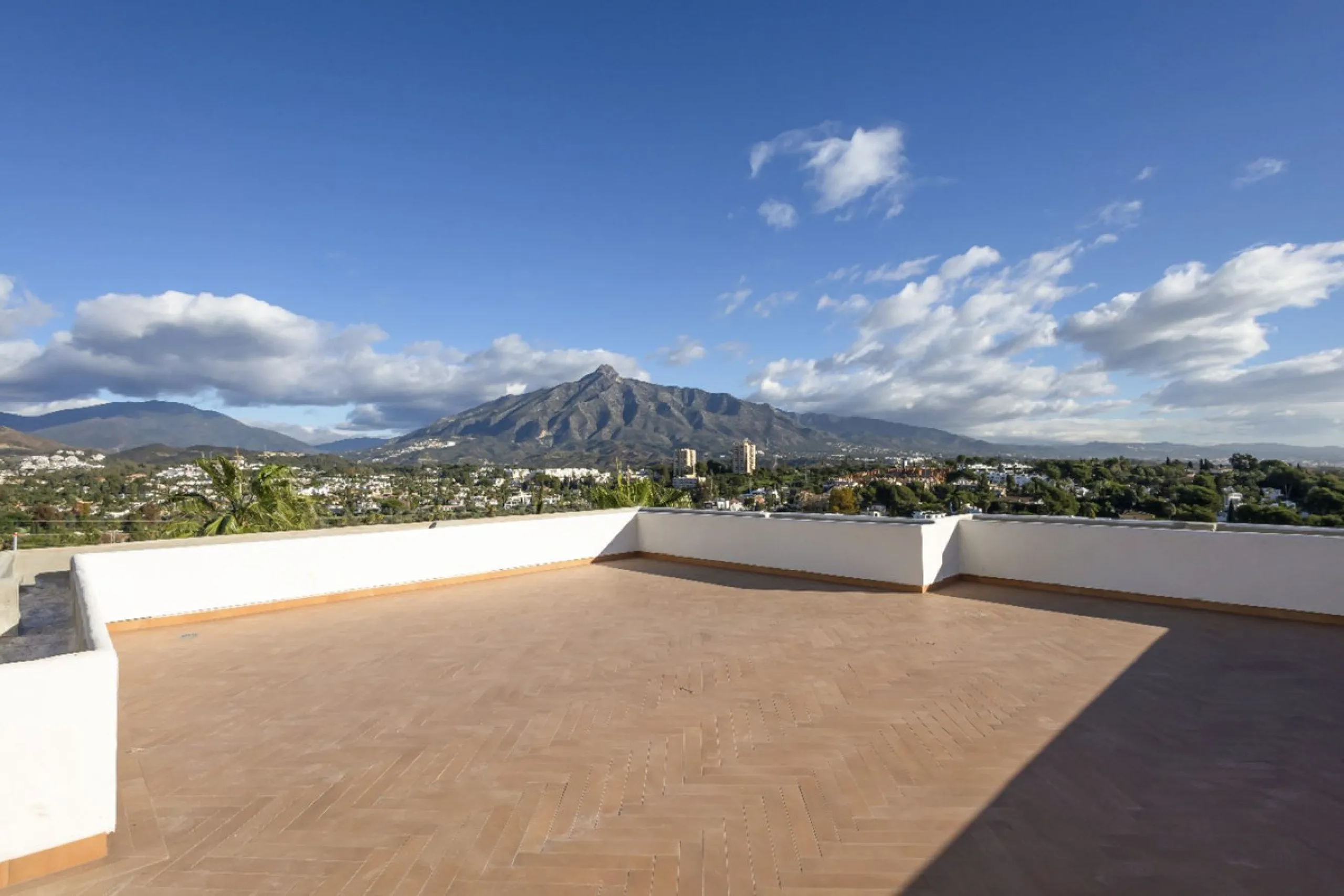 Apartment - Penthouse в продаже в Marbella, Málaga. В доме 2 спален и 2 ванных комнат. Площадь дома 100 м²