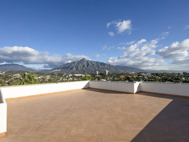 Apartment - Penthouse в продаже в Marbella, Málaga. В доме 2 спален и 2 ванных комнат. Площадь дома 100 м²
