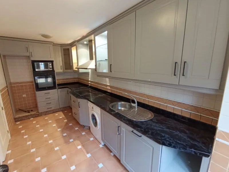 Discover this spectacular semi-detached villa in the sought-after lower Calahonda area, just a five-minute walk from the beach. With a constructed area of ​​233 m², this property offers an ideal space to enjoy life on the Costa del Sol. Upon entering, you