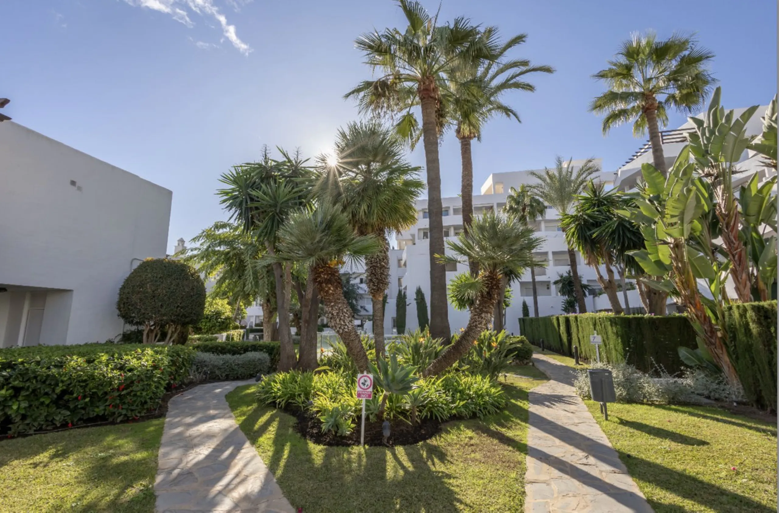 Apartment - Penthouse в продаже в Marbella, Málaga. В доме 2 спален и 2 ванных комнат. Площадь дома 100 м²