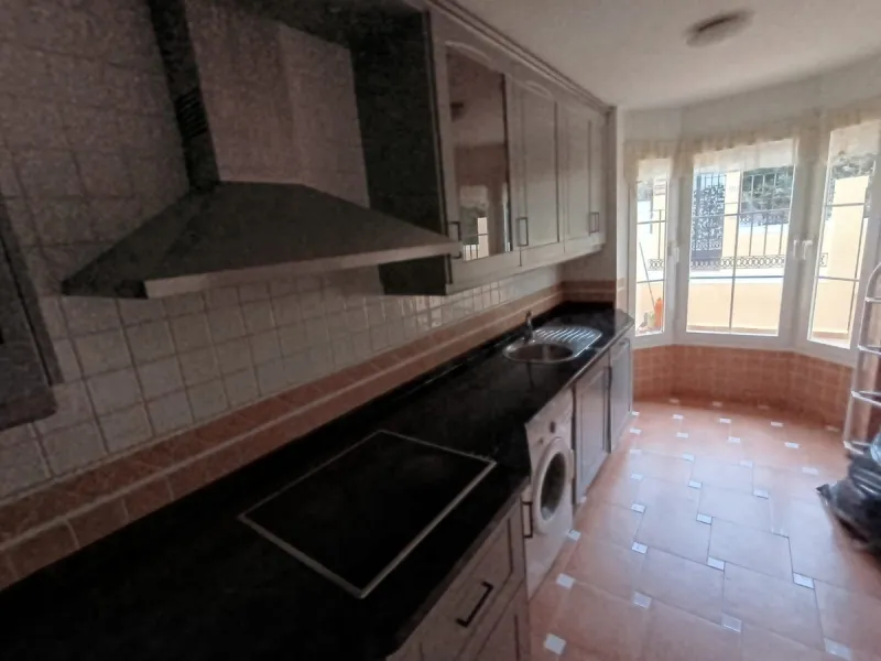 Discover this spectacular semi-detached villa in the sought-after lower Calahonda area, just a five-minute walk from the beach. With a constructed area of ​​233 m², this property offers an ideal space to enjoy life on the Costa del Sol. Upon entering, you