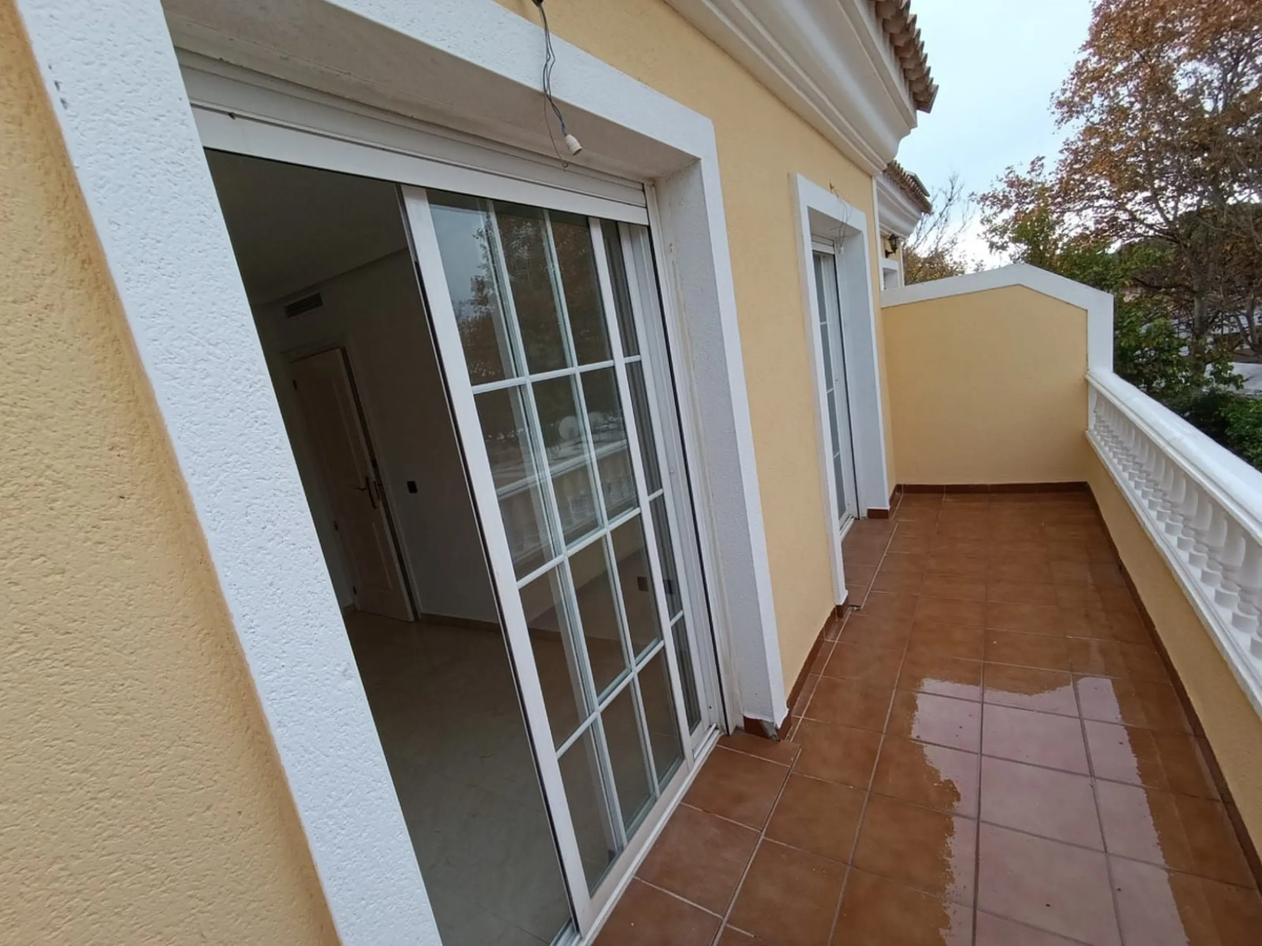 Discover this spectacular semi-detached villa in the sought-after lower Calahonda area, just a five-minute walk from the beach. With a constructed area of ​​233 m², this property offers an ideal space to enjoy life on the Costa del Sol. Upon entering, you