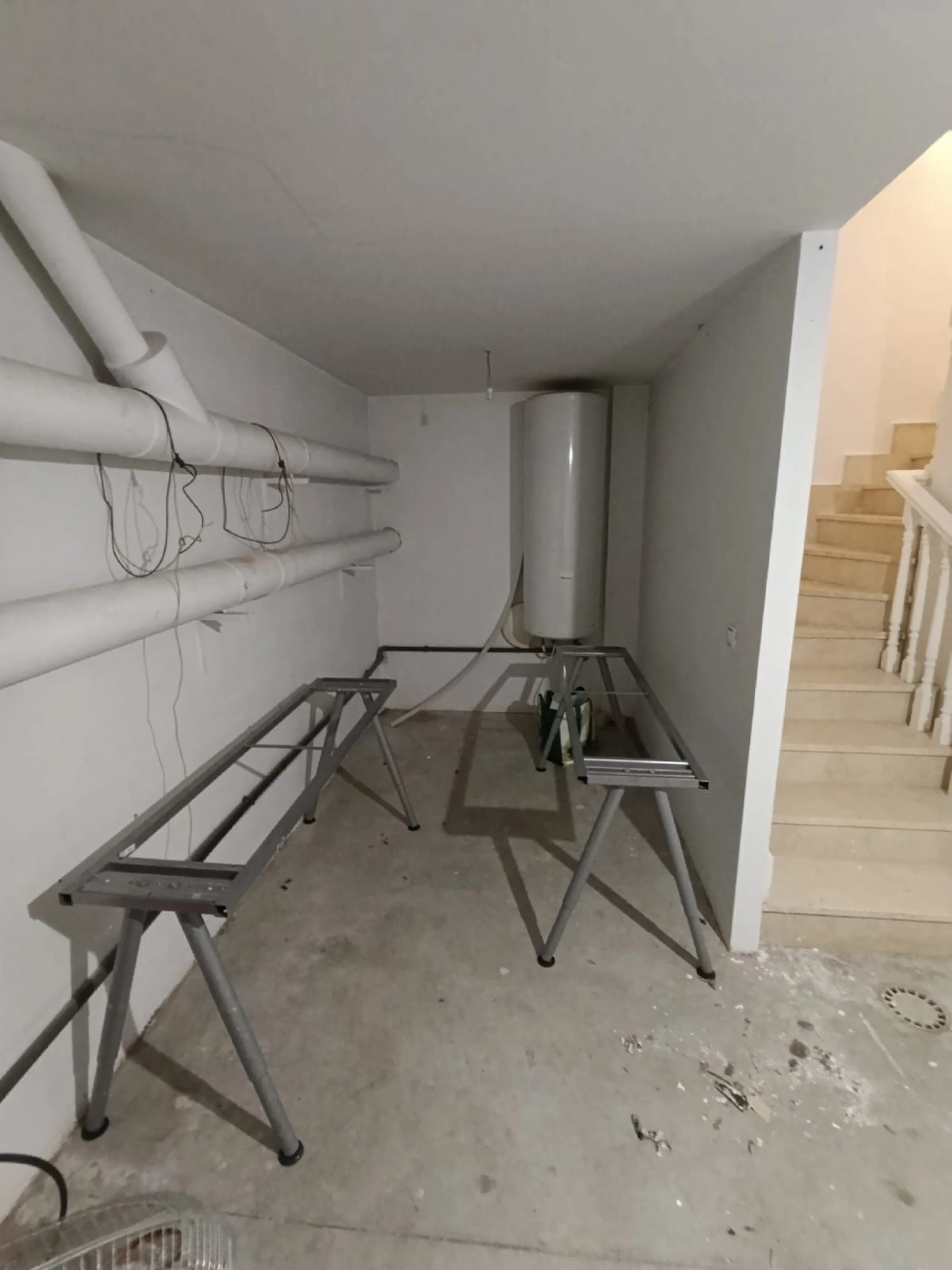 Discover this spectacular semi-detached villa in the sought-after lower Calahonda area, just a five-minute walk from the beach. With a constructed area of ​​233 m², this property offers an ideal space to enjoy life on the Costa del Sol. Upon entering, you