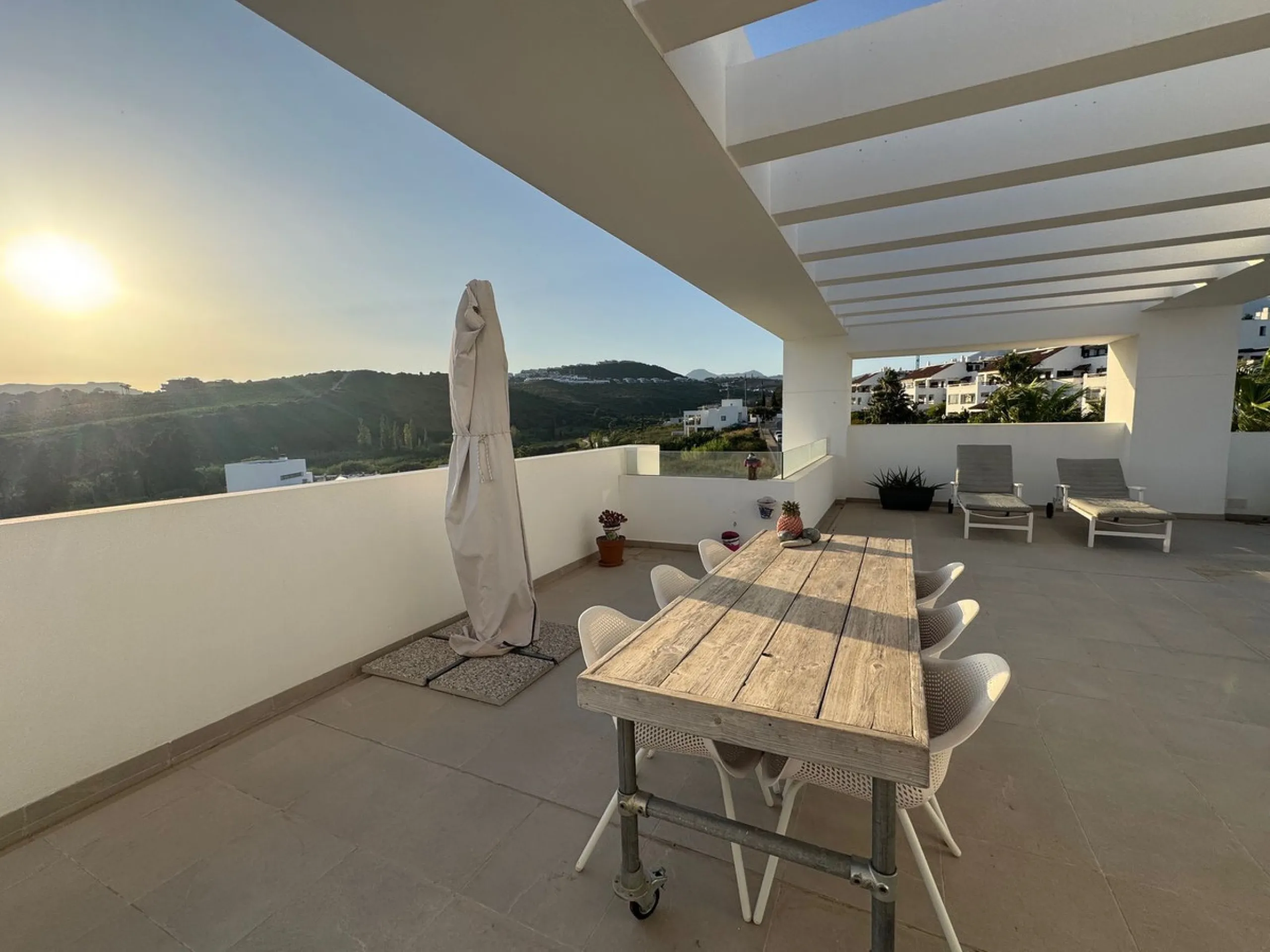 Discover luxury and comfort in this spectacular penthouse for sale in Casares Green!