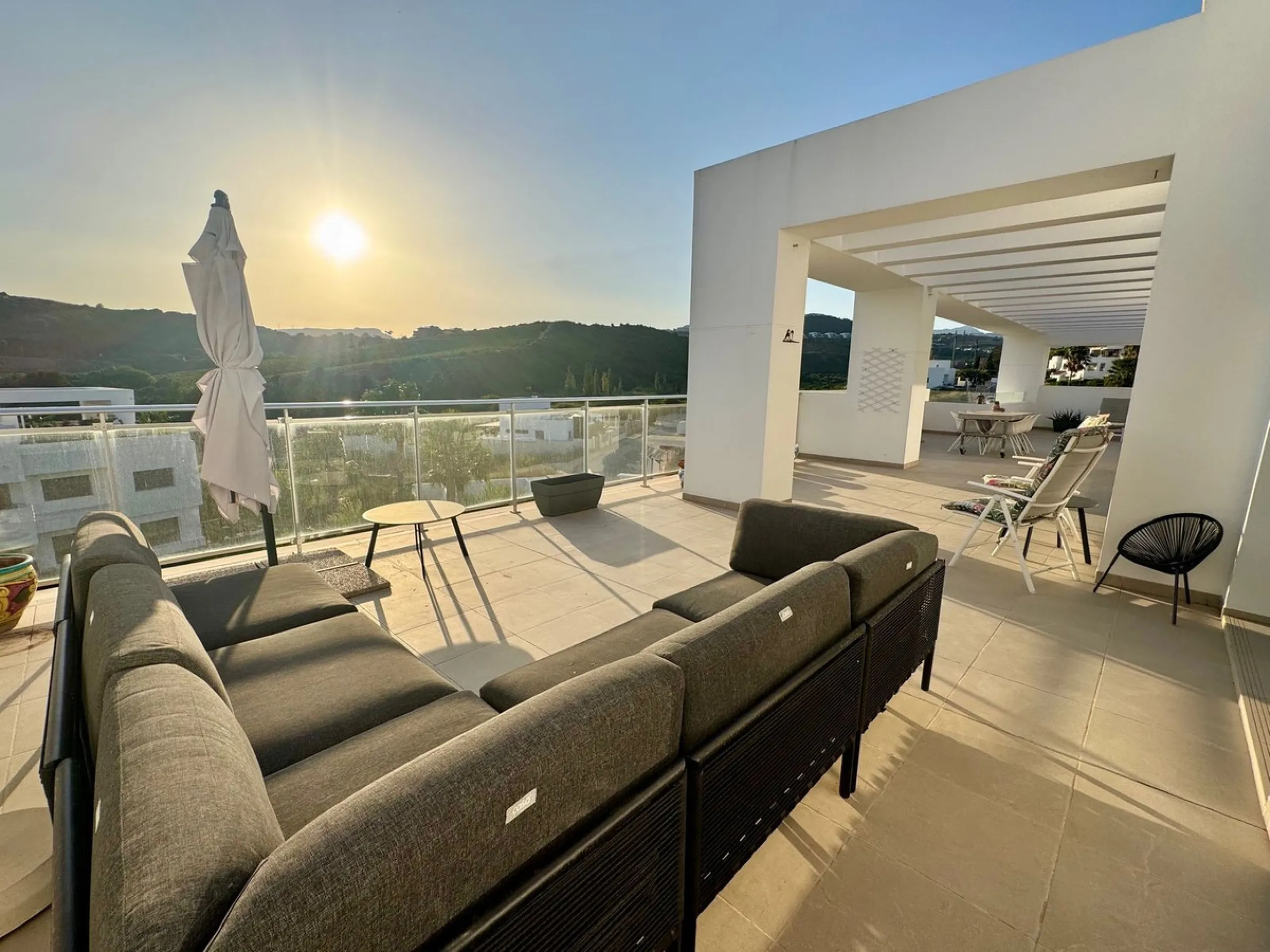 Discover luxury and comfort in this spectacular penthouse for sale in Casares Green!