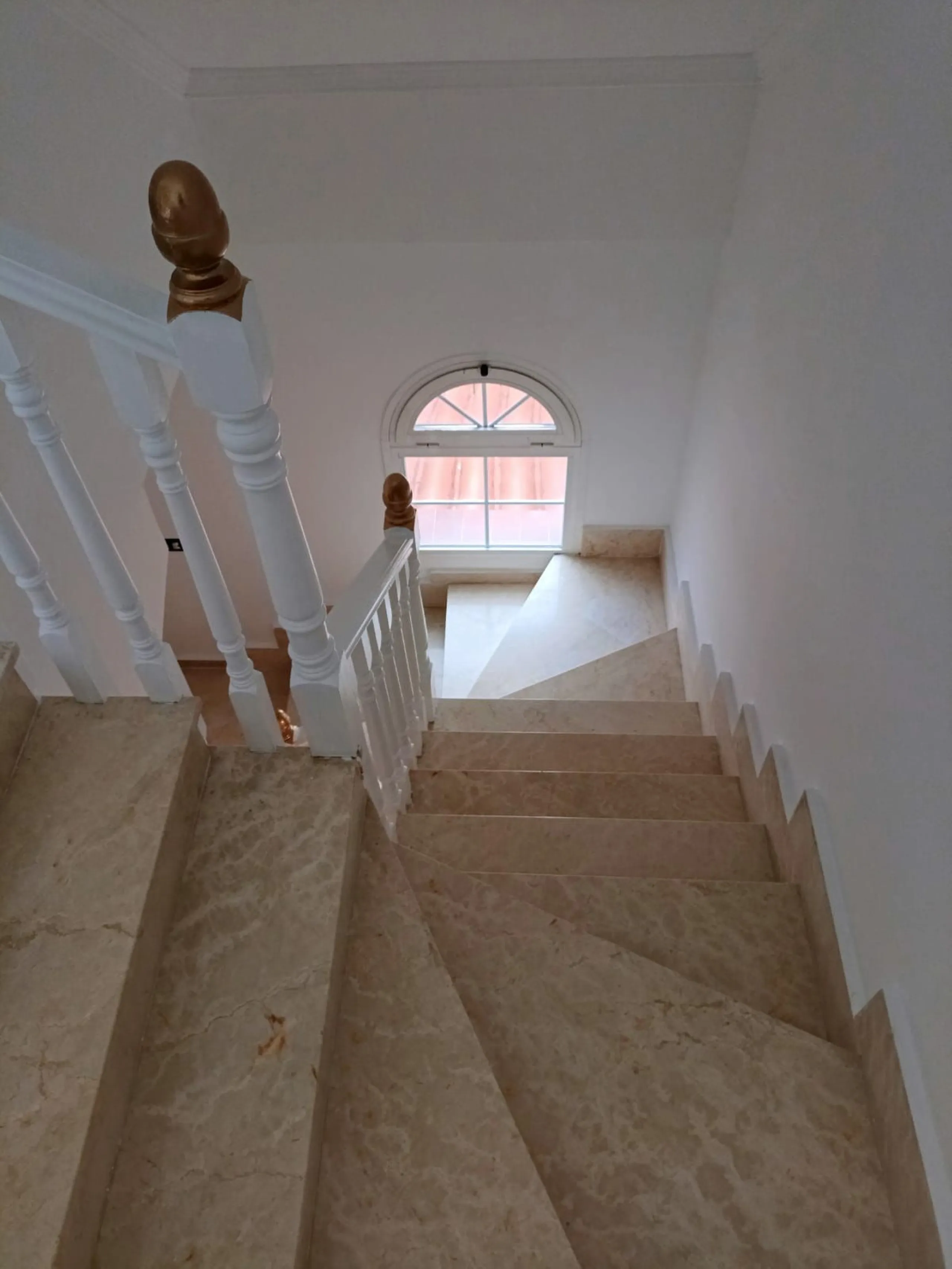 Discover this spectacular semi-detached villa in the sought-after lower Calahonda area, just a five-minute walk from the beach. With a constructed area of ​​233 m², this property offers an ideal space to enjoy life on the Costa del Sol. Upon entering, you