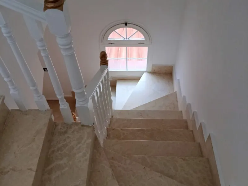 Discover this spectacular semi-detached villa in the sought-after lower Calahonda area, just a five-minute walk from the beach. With a constructed area of ​​233 m², this property offers an ideal space to enjoy life on the Costa del Sol. Upon entering, you