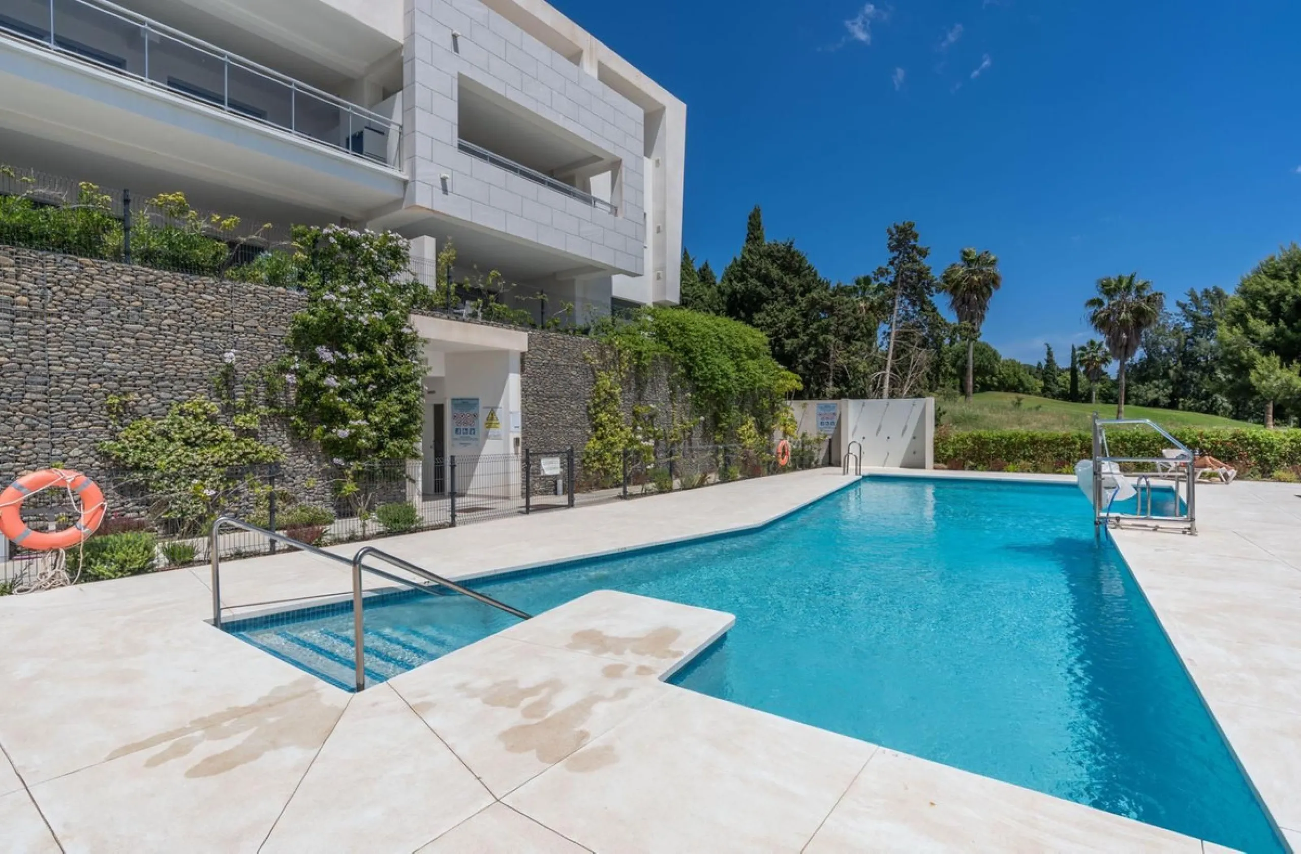Discover luxury and comfort in this spectacular penthouse for sale in Casares Green!