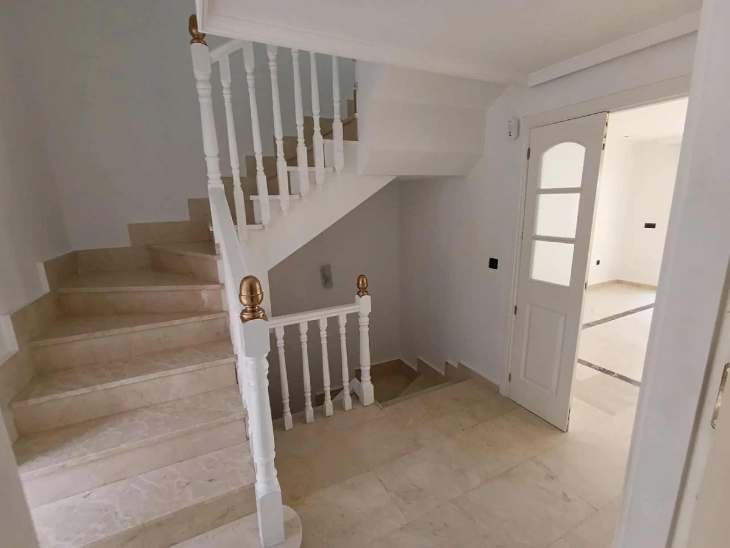 Discover this spectacular semi-detached villa in the sought-after lower Calahonda area, just a five-minute walk from the beach. With a constructed area of ​​233 m², this property offers an ideal space to enjoy life on the Costa del Sol. Upon entering, you