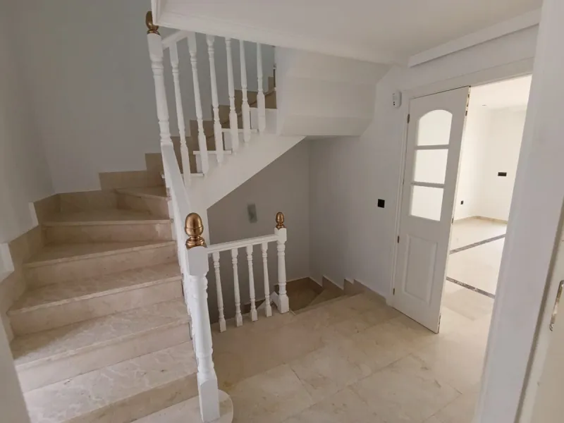 Discover this spectacular semi-detached villa in the sought-after lower Calahonda area, just a five-minute walk from the beach. With a constructed area of ​​233 m², this property offers an ideal space to enjoy life on the Costa del Sol. Upon entering, you