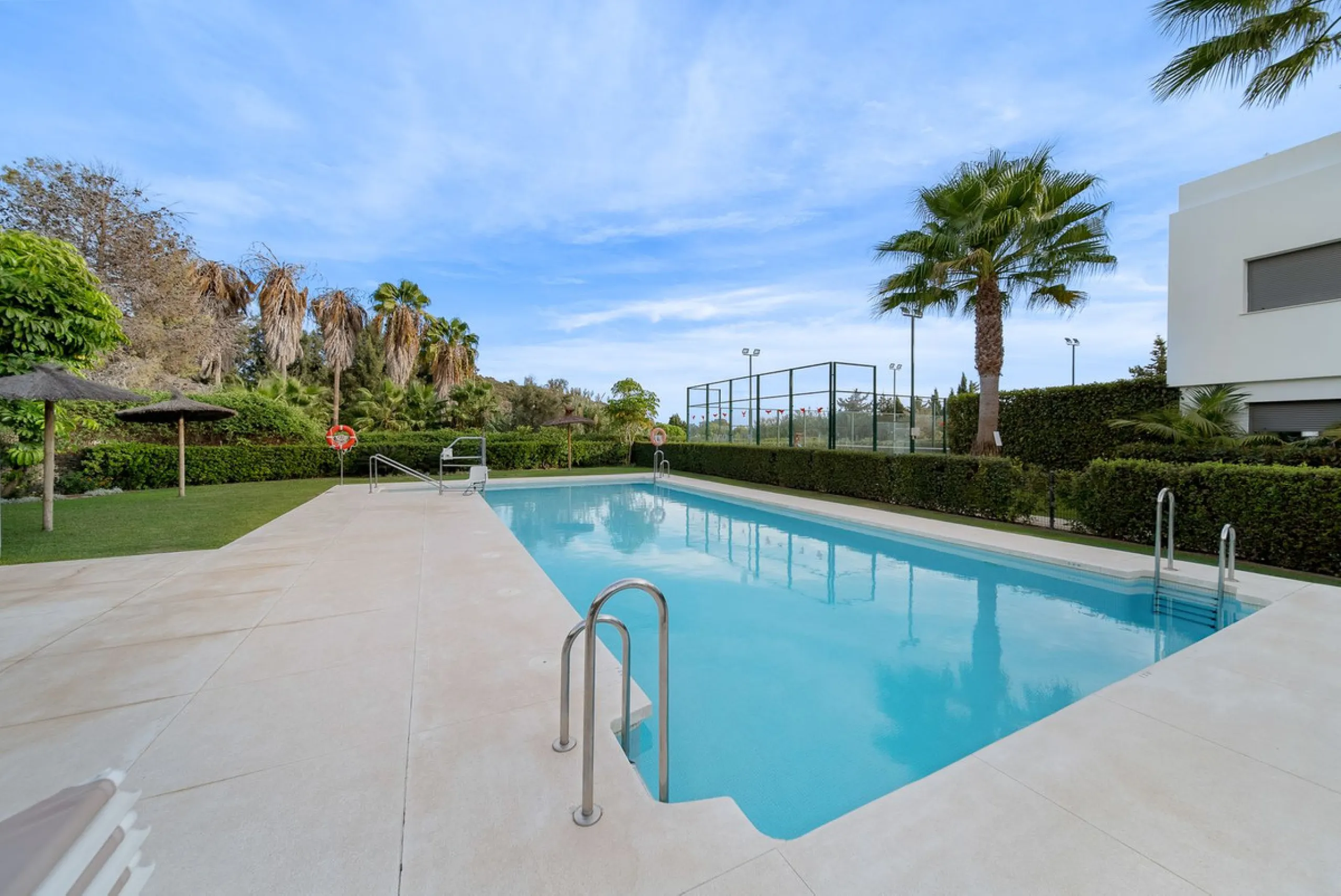 Discover luxury and comfort in this spectacular penthouse for sale in Casares Green!