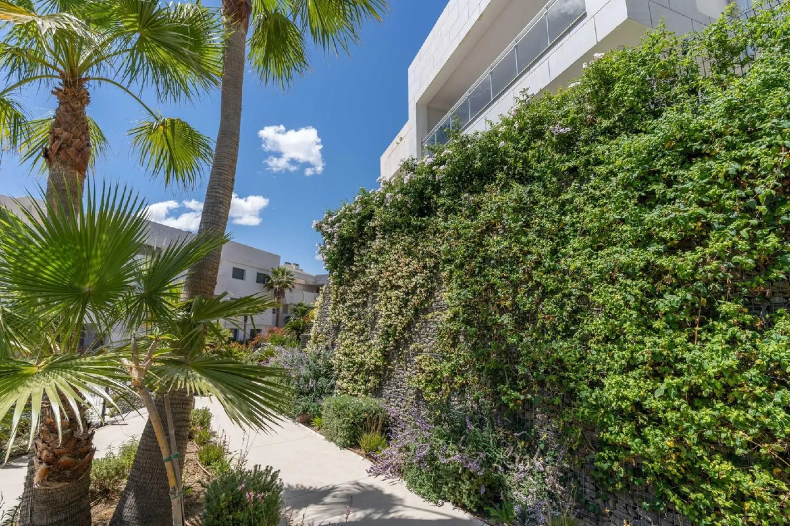 Discover luxury and comfort in this spectacular penthouse for sale in Casares Green!