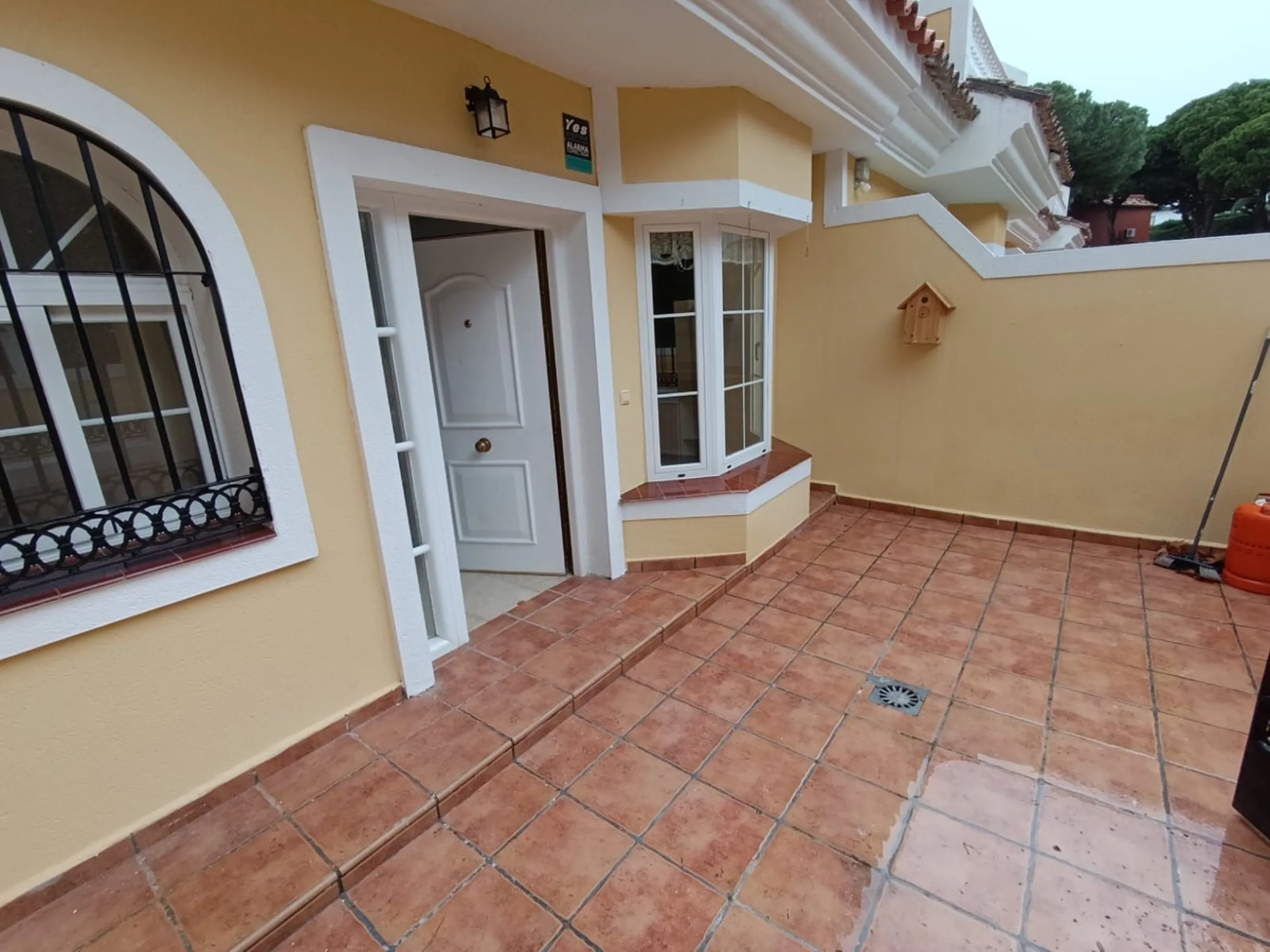 Discover this spectacular semi-detached villa in the sought-after lower Calahonda area, just a five-minute walk from the beach. With a constructed area of ​​233 m², this property offers an ideal space to enjoy life on the Costa del Sol. Upon entering, you